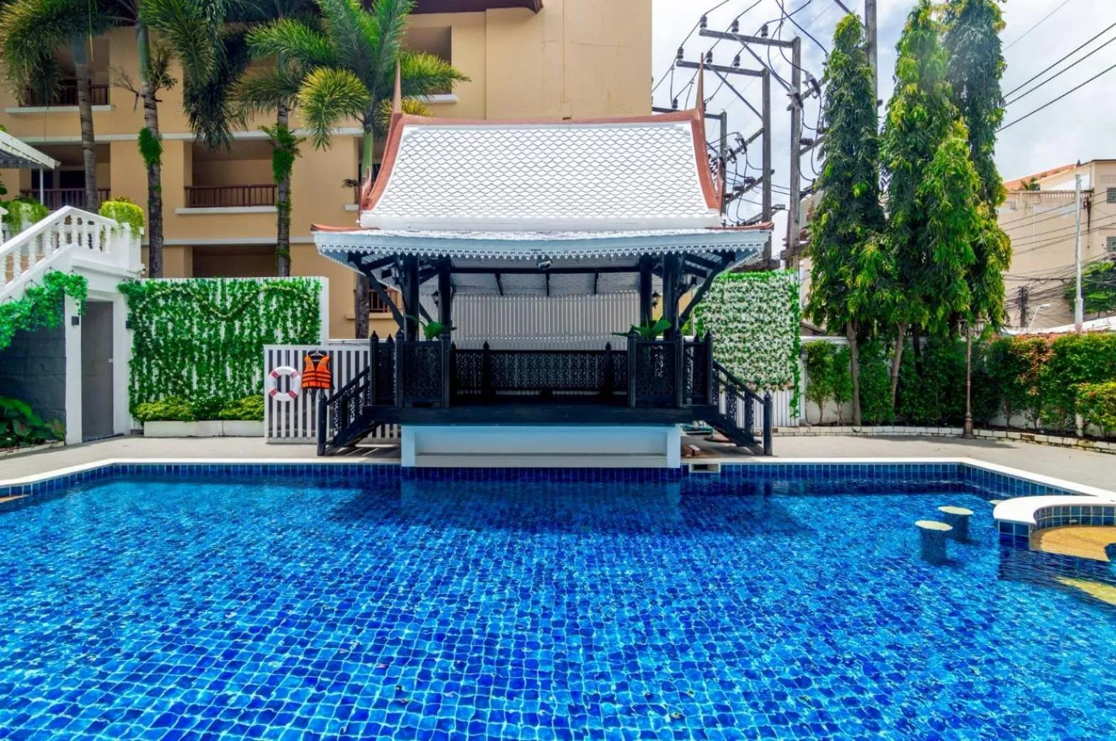 Swimming pool in Villa Atchara