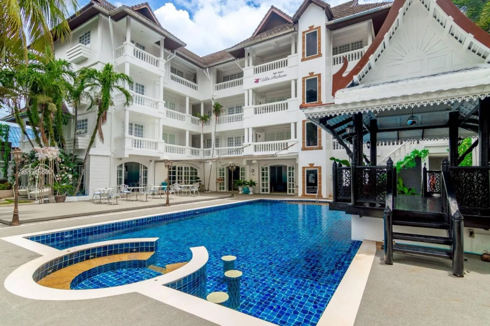 Swimming pool in Villa Atchara