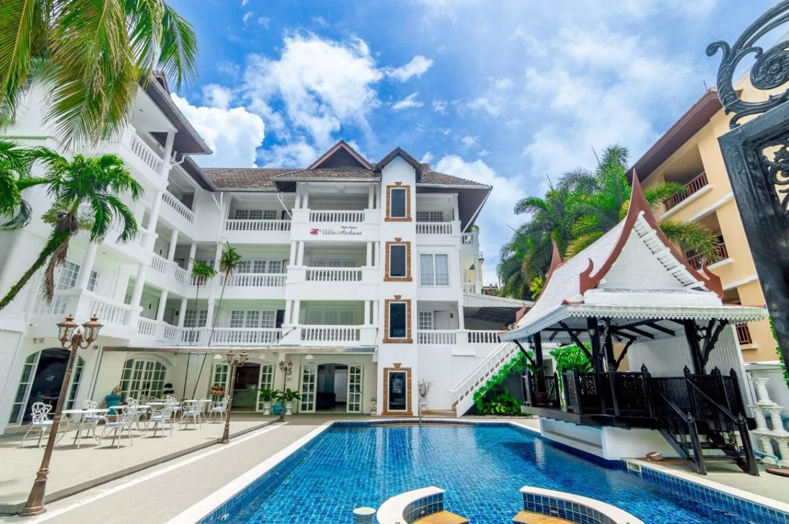 Swimming pool in Villa Atchara