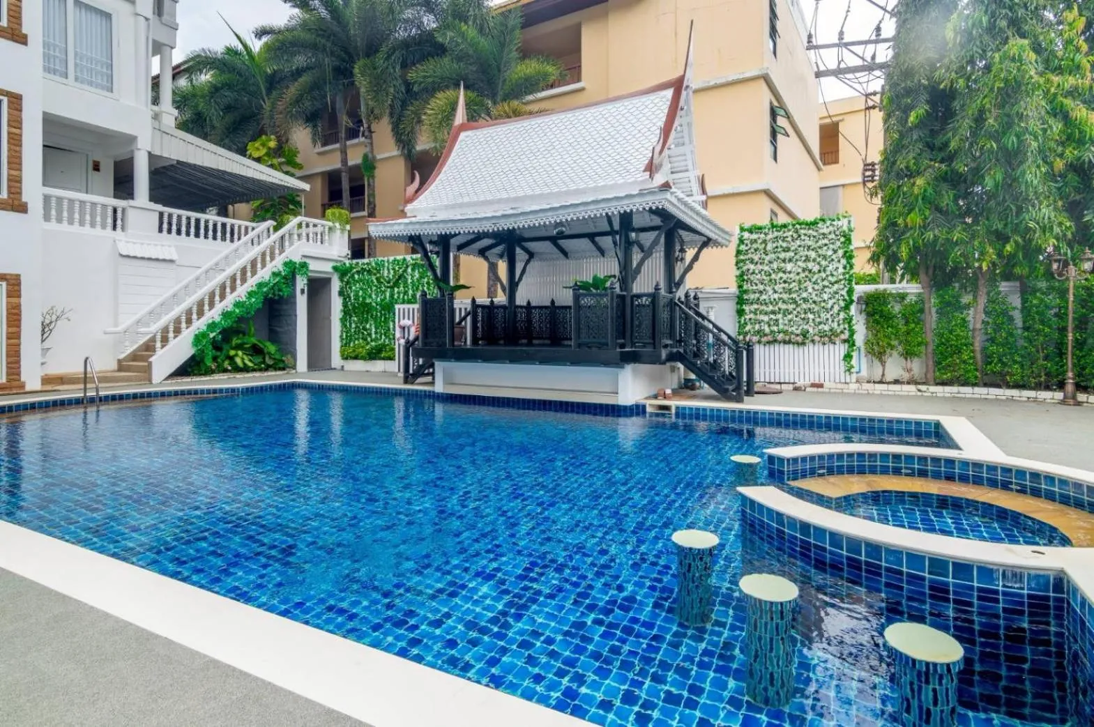 Swimming pool in Villa Atchara