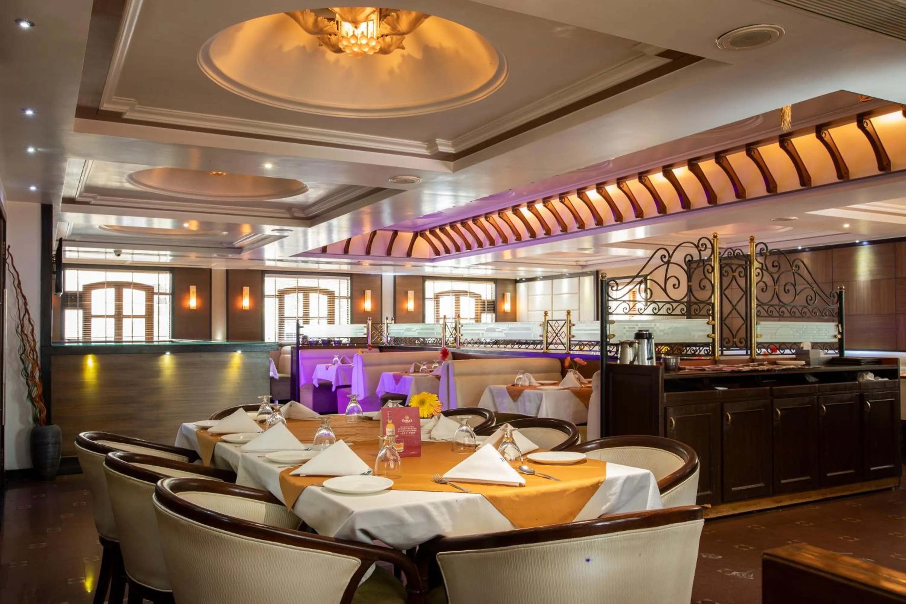 Restaurant/places to eat in Hotel Dwaraka Residency