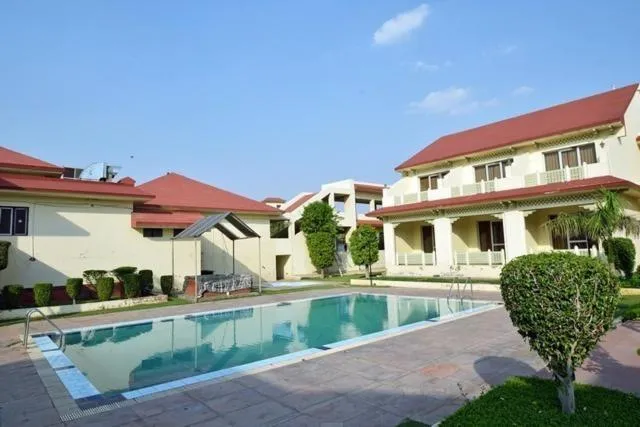 Swimming pool in Shiva Oasis Resort