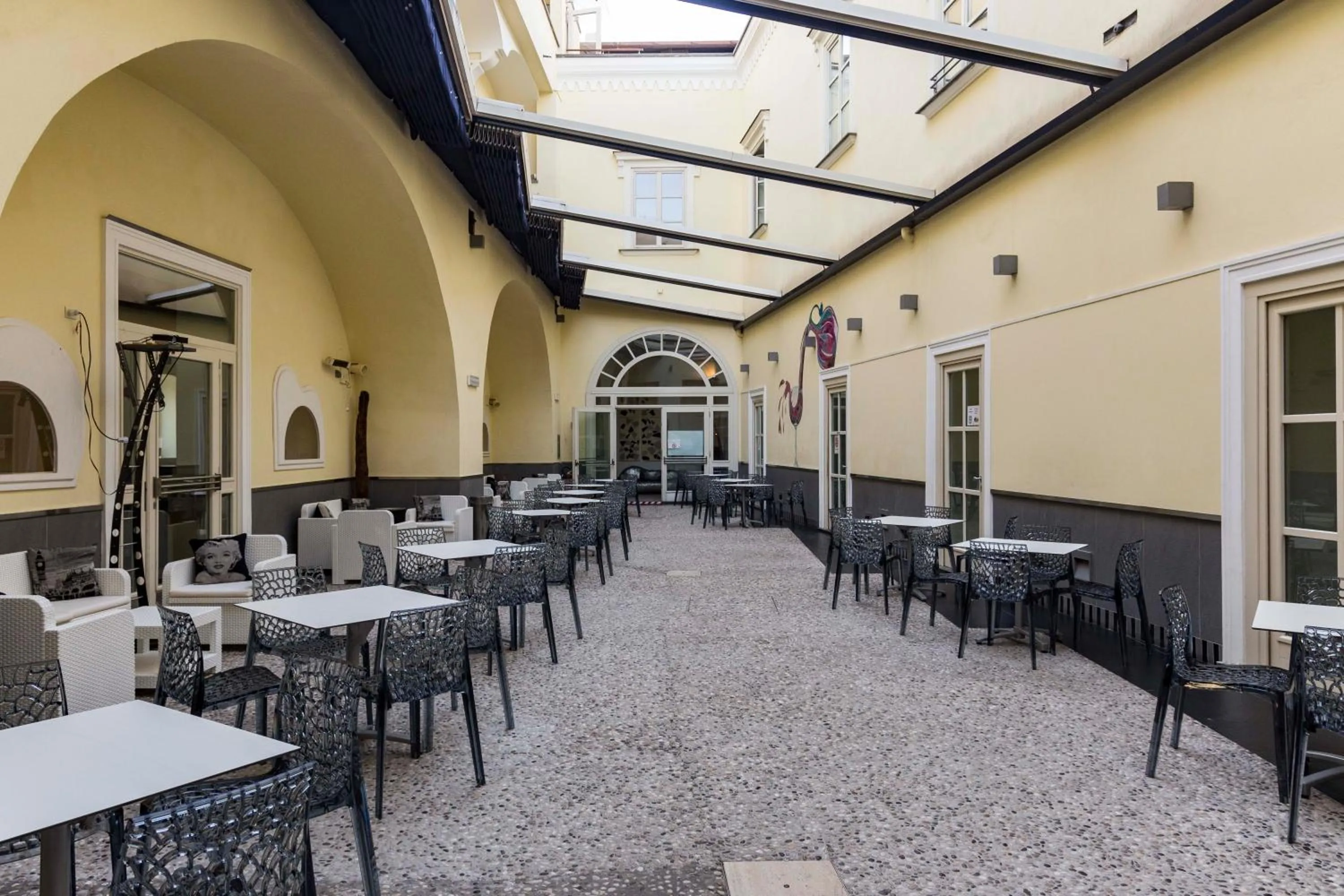 Restaurant/places to eat in Seven Hostel & Rooms