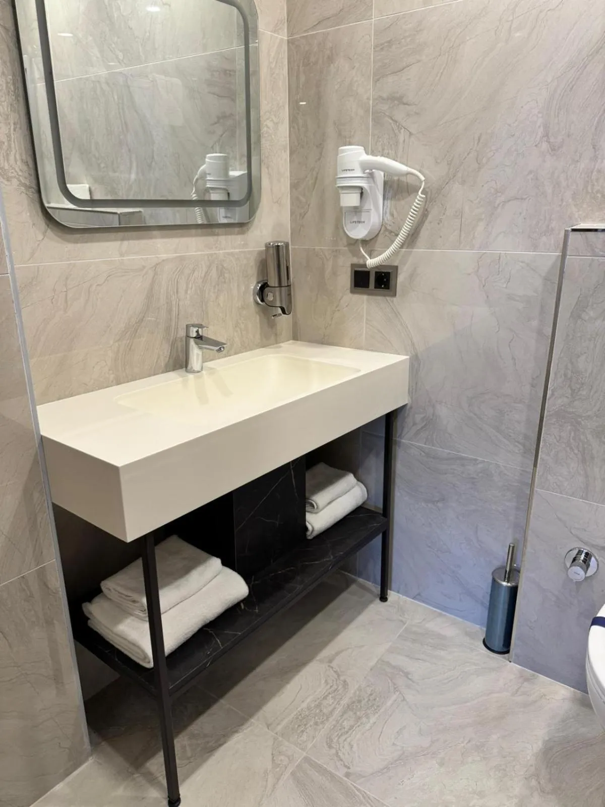 Shower in Gnc Airport Hotel