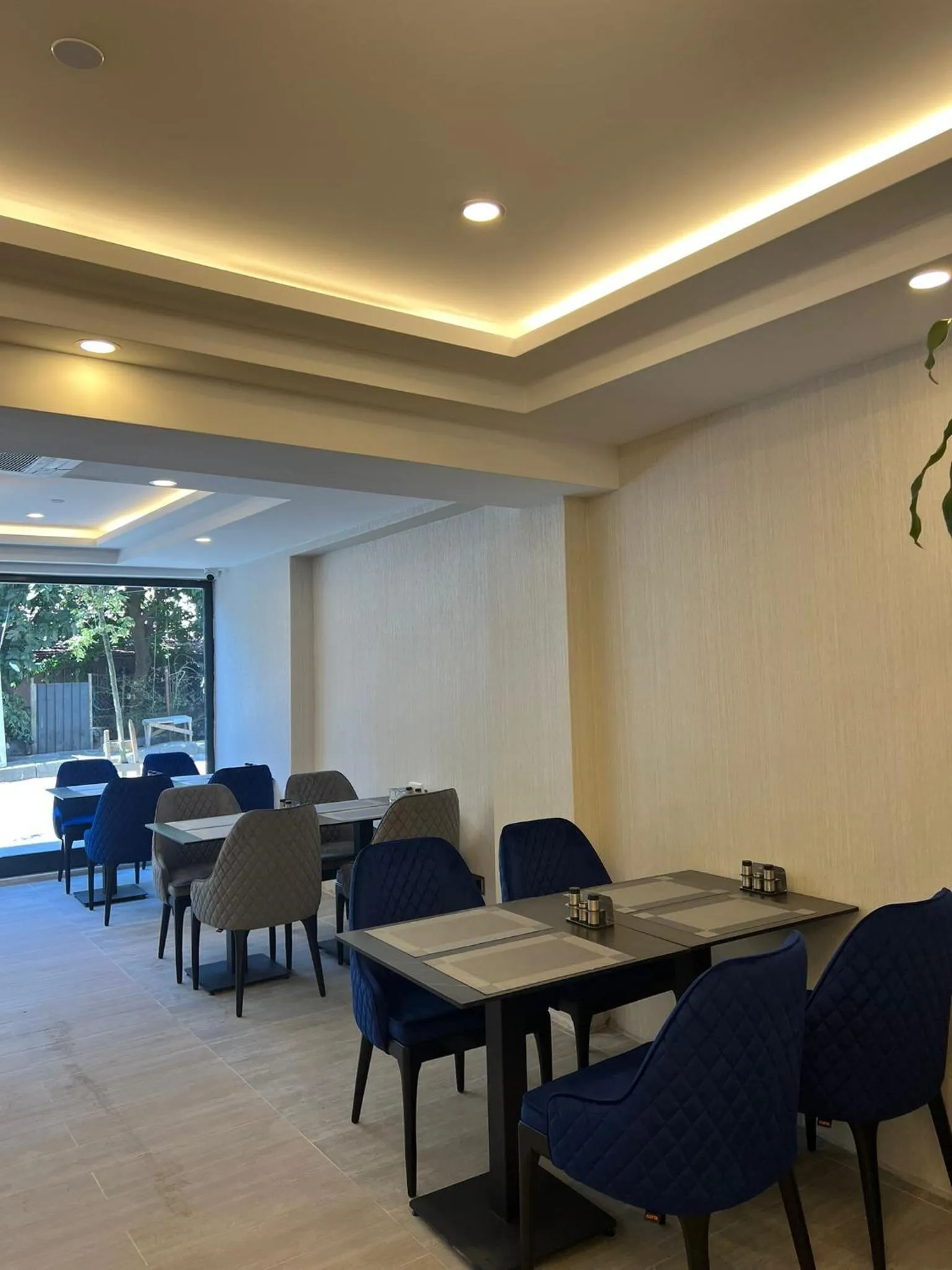 Restaurant/places to eat in Gnc Airport Hotel