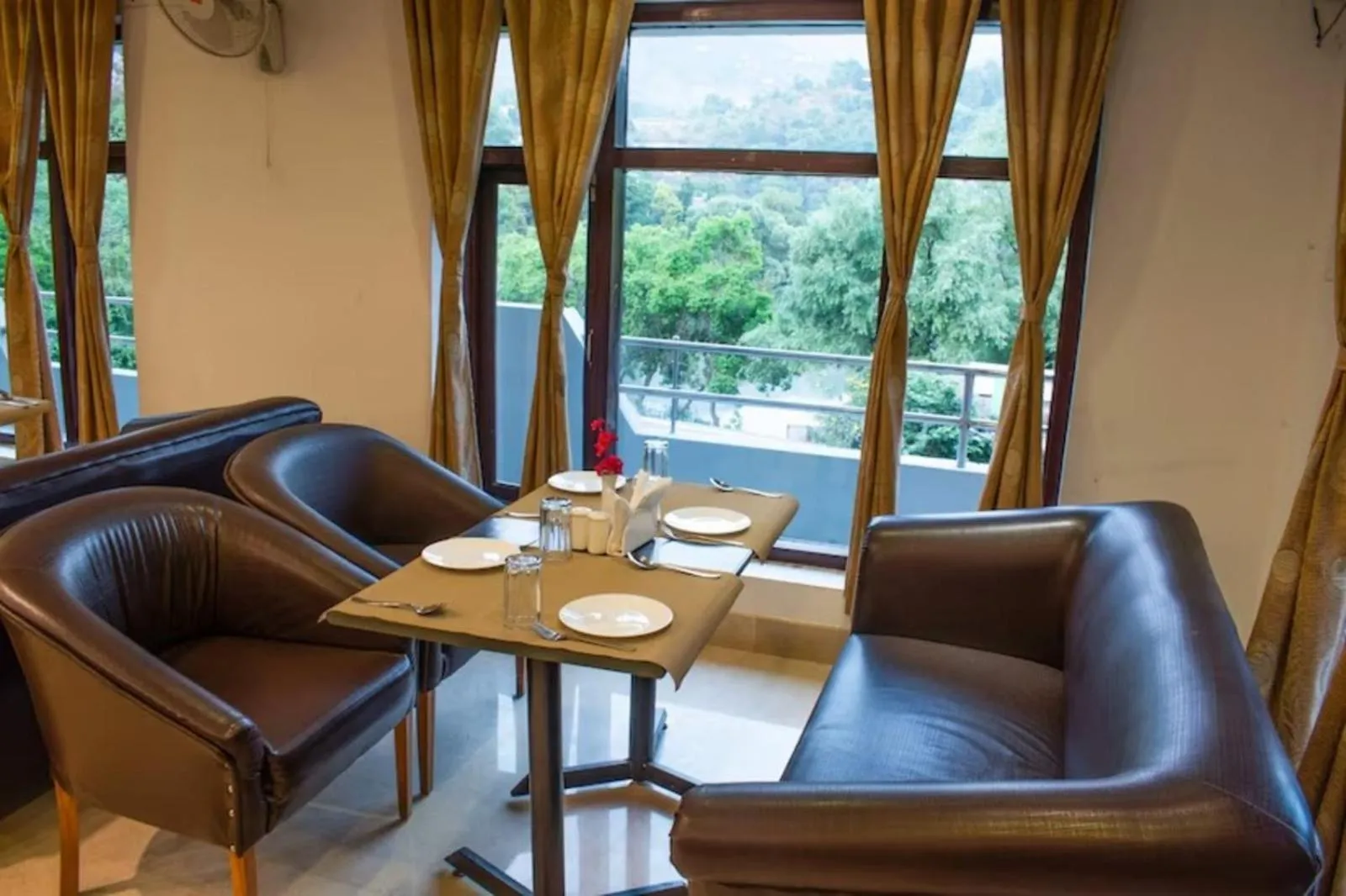 Restaurant/places to eat in Hotel Vaapi Comfort inn