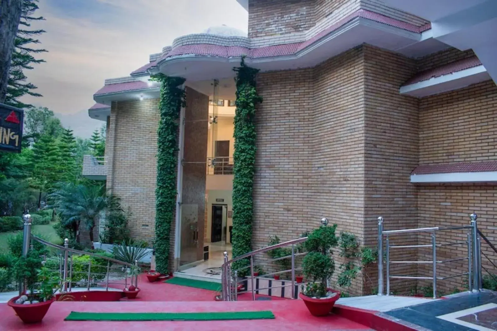 Property building in Hotel Vaapi Comfort inn Property building in Hotel Vaapi Comfort inn