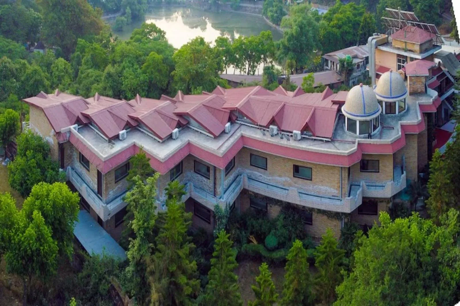 Property building in Hotel Vaapi Comfort inn