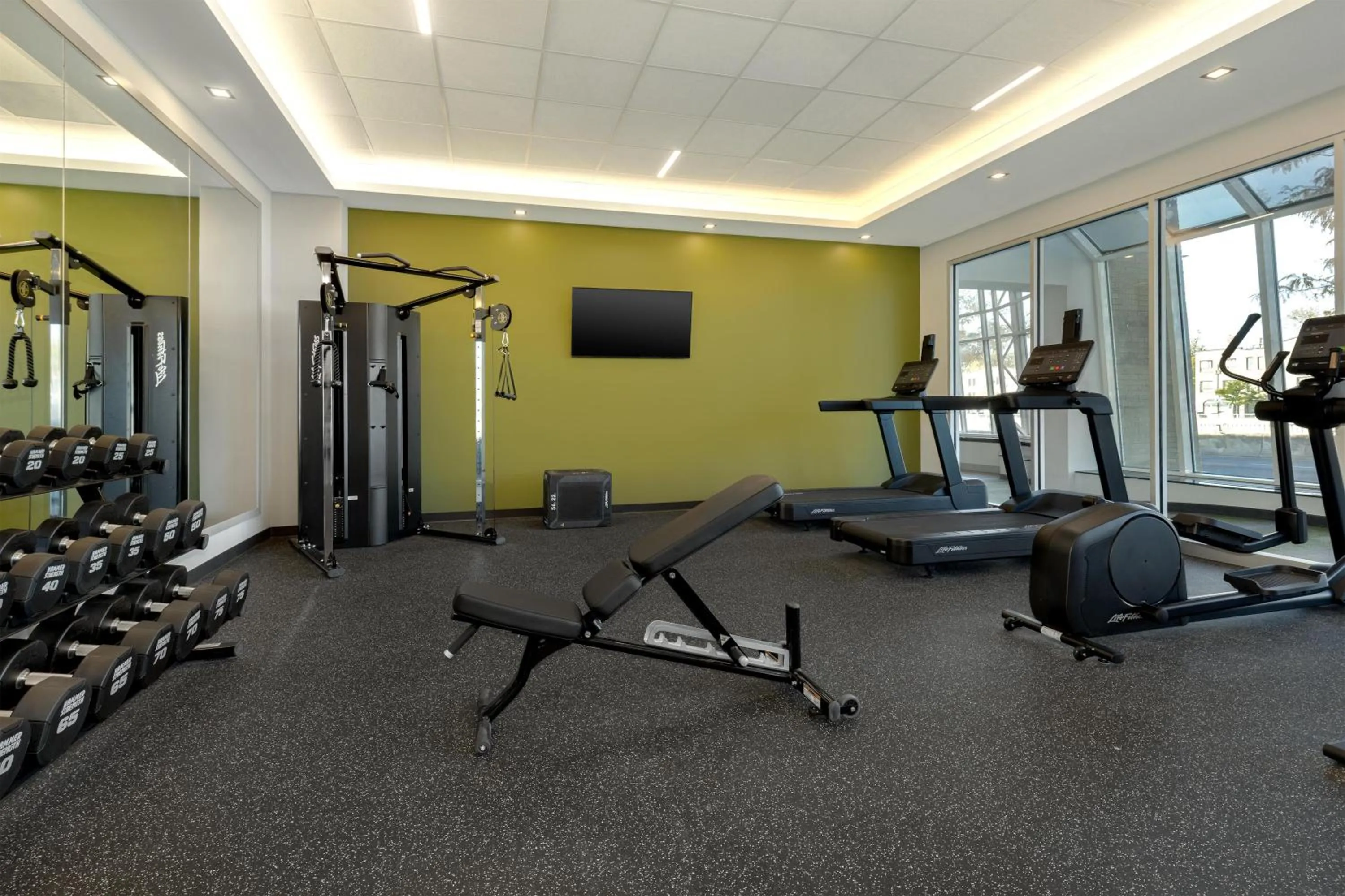 Fitness centre/facilities in Spark By Hilton Montreal Midtown