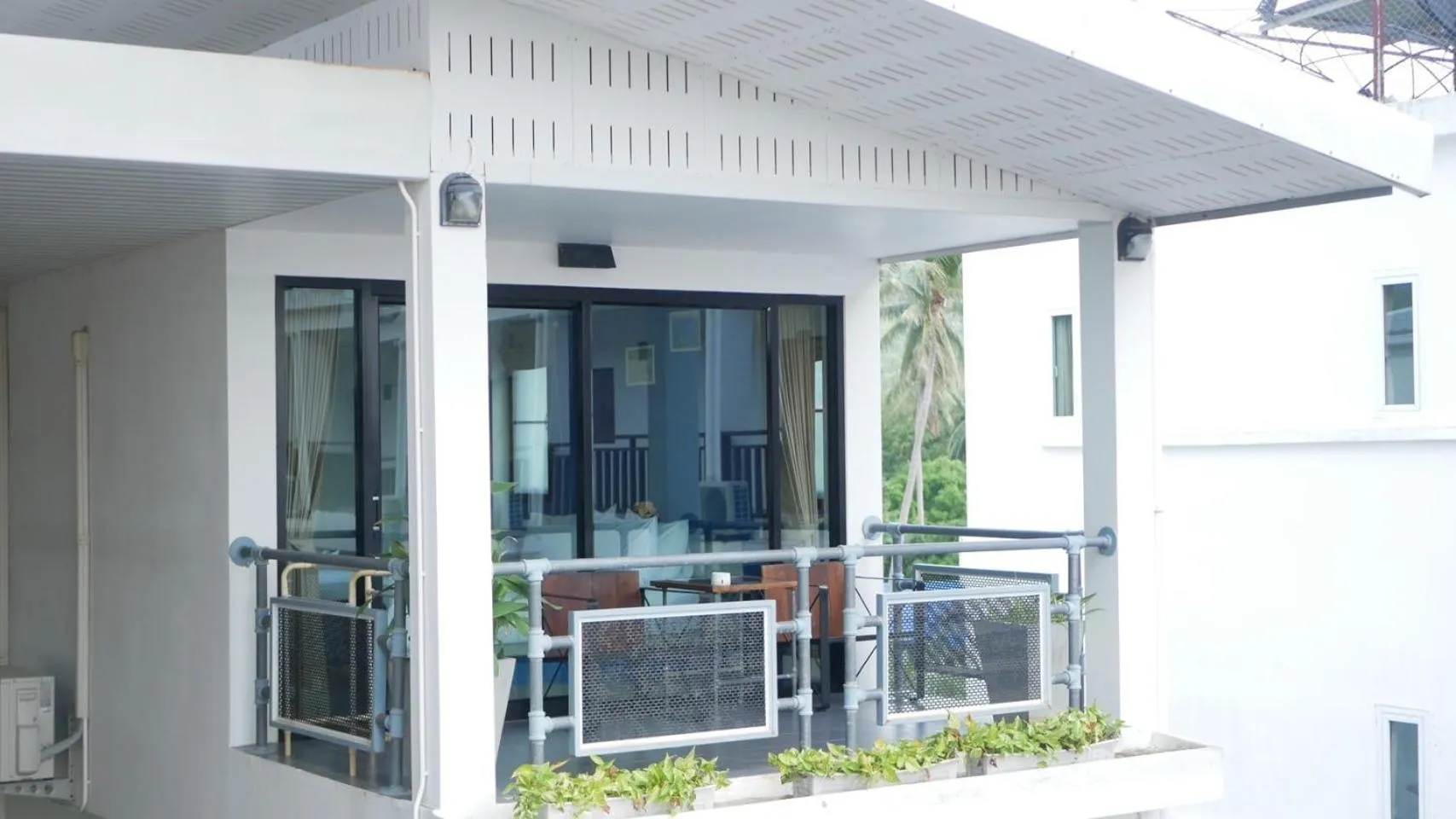 Guests in Good Dream Hotel (Khun Ying House)