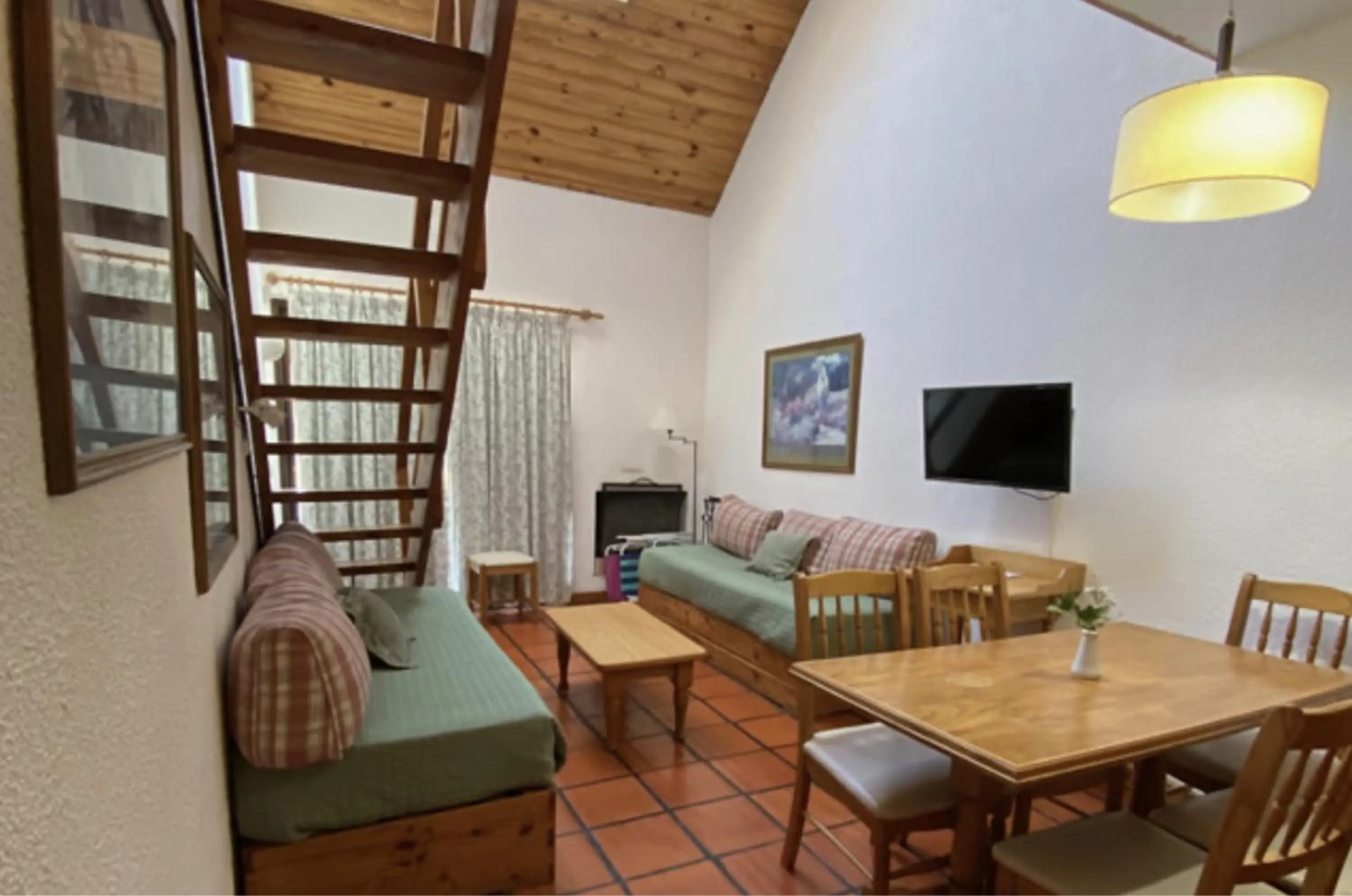 Communal lounge/ TV room in DUT Bariloche by Apartments Bariloche
