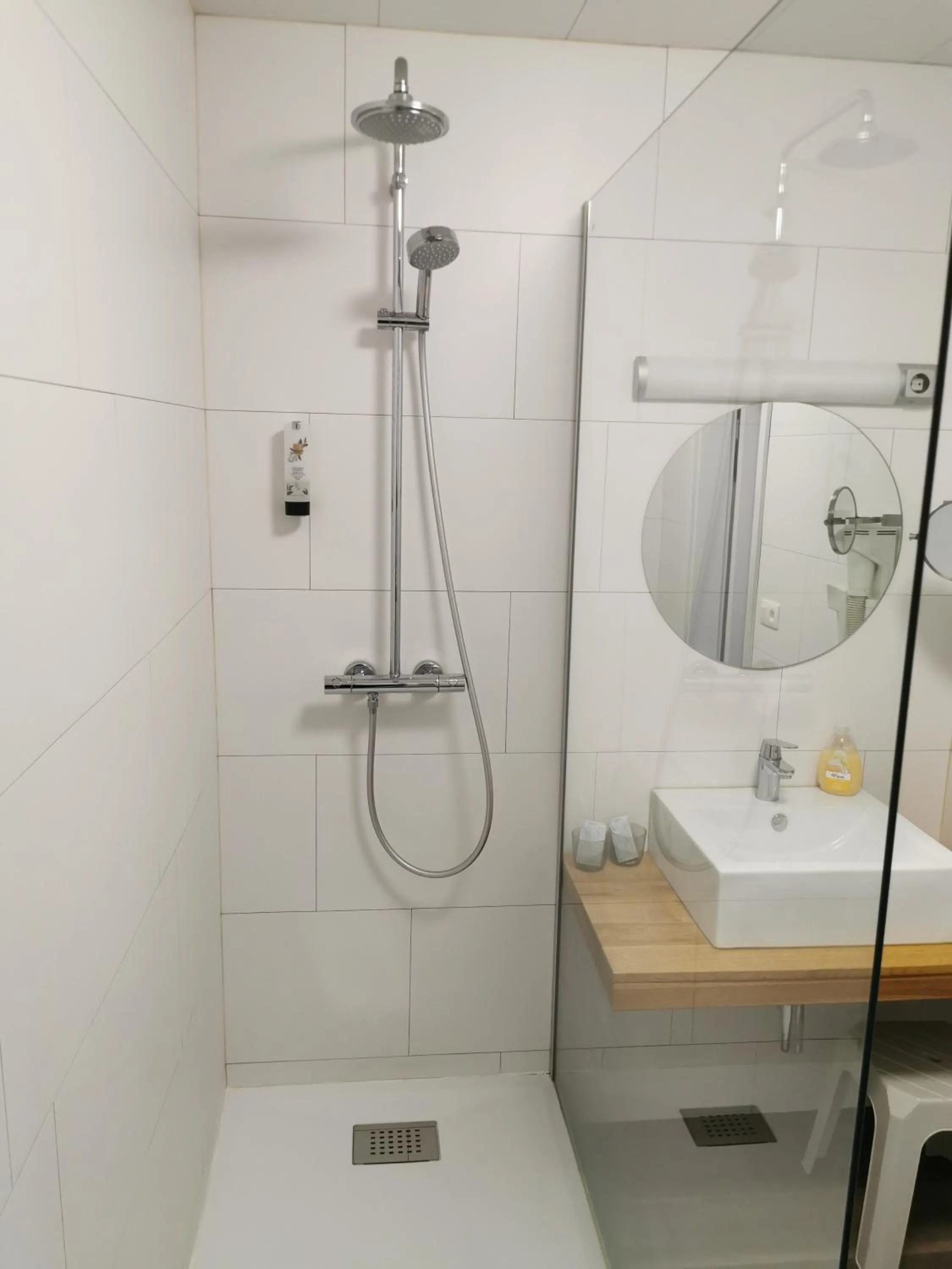 Shower in Hôtel Belair "Ravel Etape"