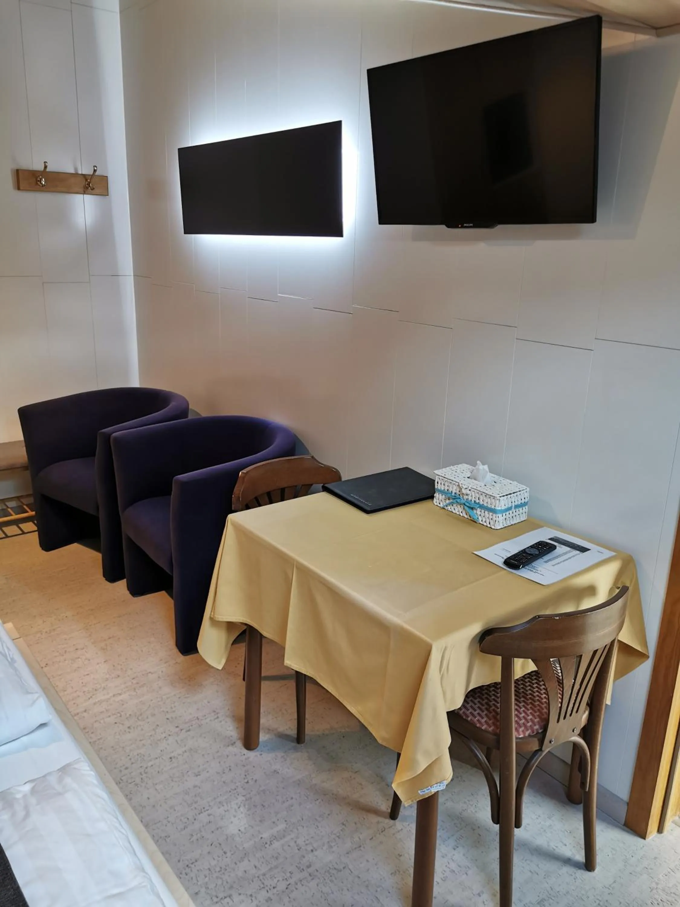 TV and multimedia in Hôtel Belair "Ravel Etape"