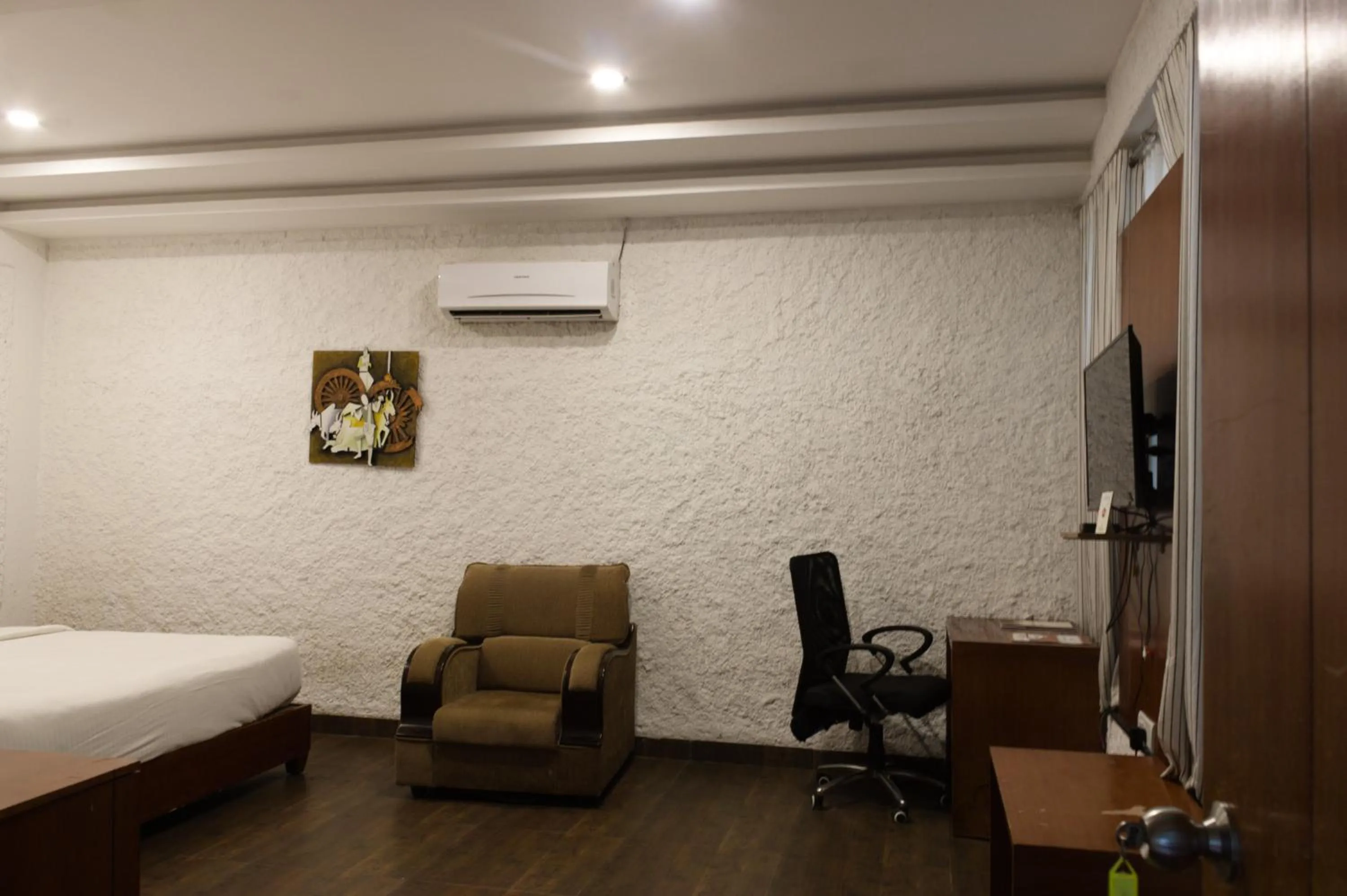 hair dresser, Bed in Mrugavani Resort & Spa