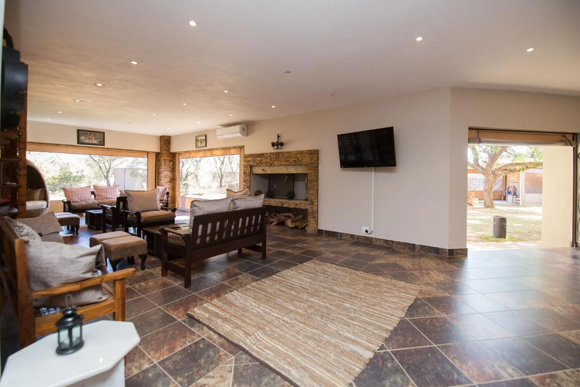 TV and multimedia in Foreva Wild