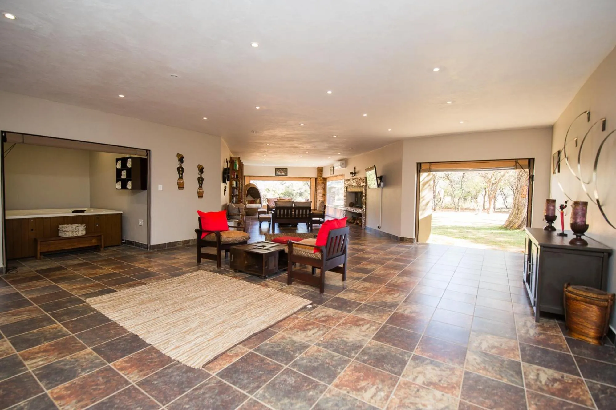 Communal lounge/ TV room in Foreva Wild