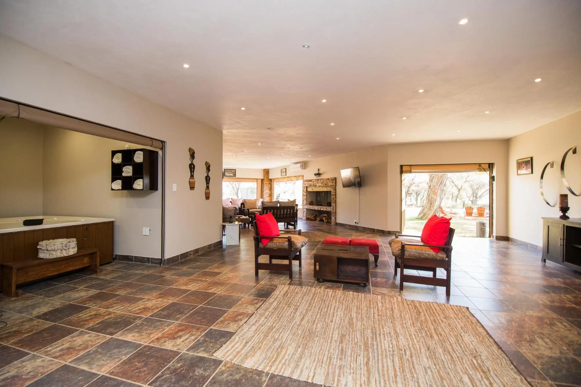 TV and multimedia in Foreva Wild