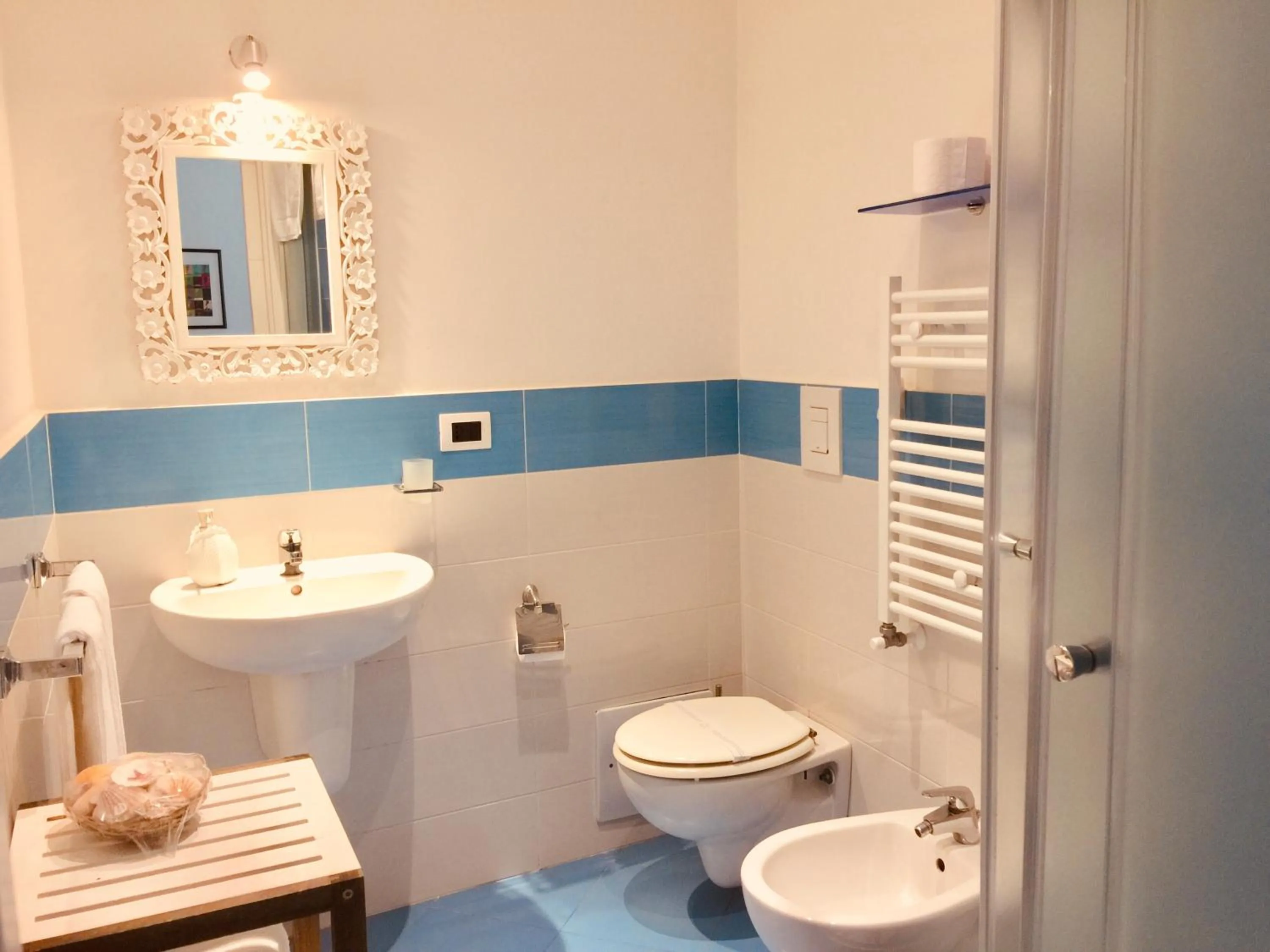 Shower in B&B Neapolis Bellini