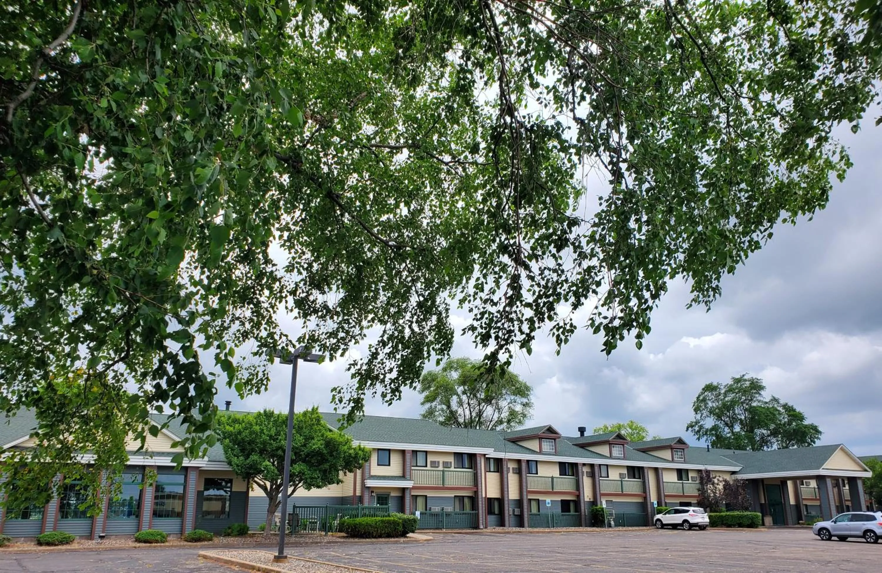 River Hill Inn & Suites