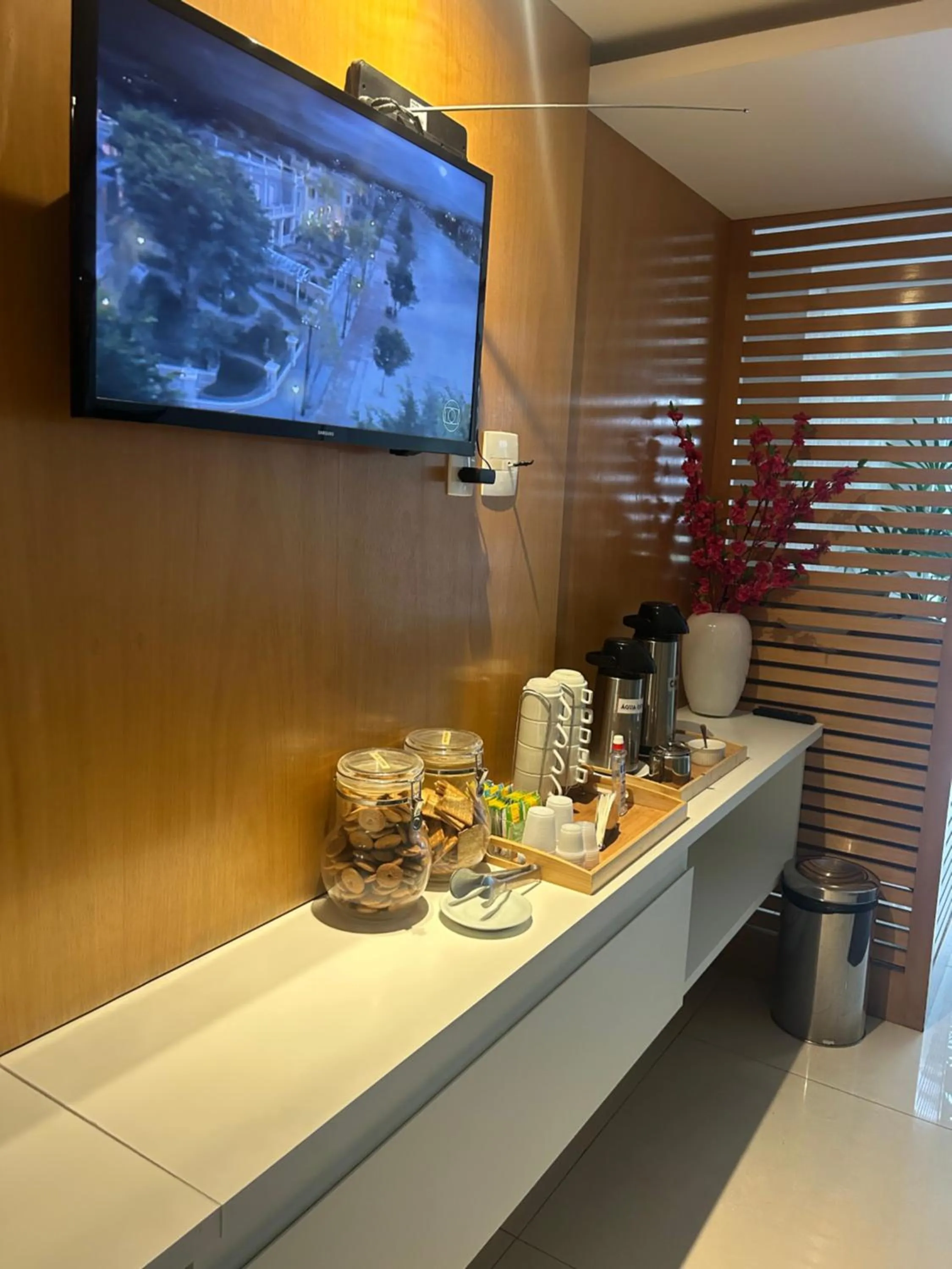 Coffee/tea facilities in Hotel Petit Village Icaraí