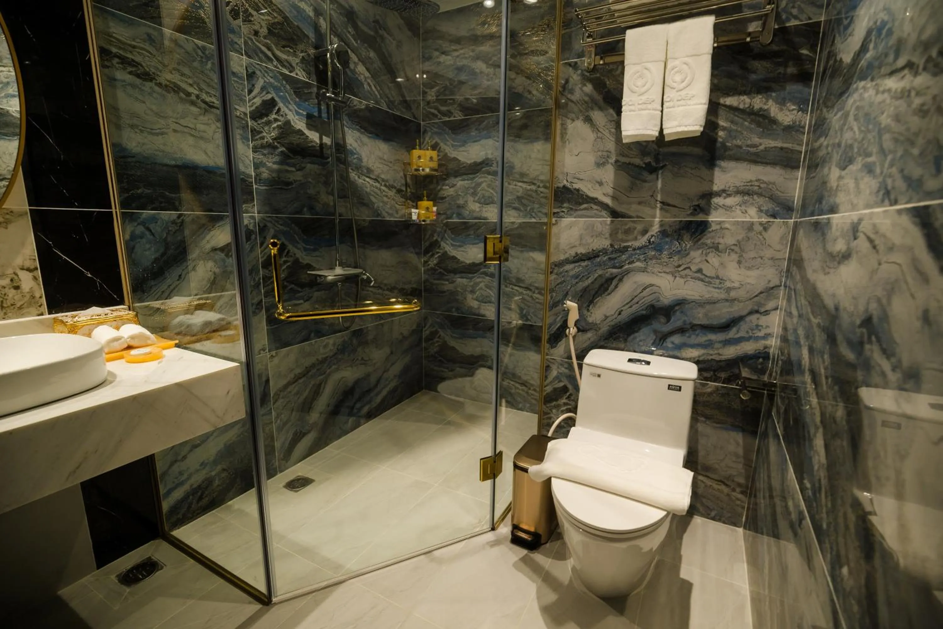 Shower in Sandals Mimosa