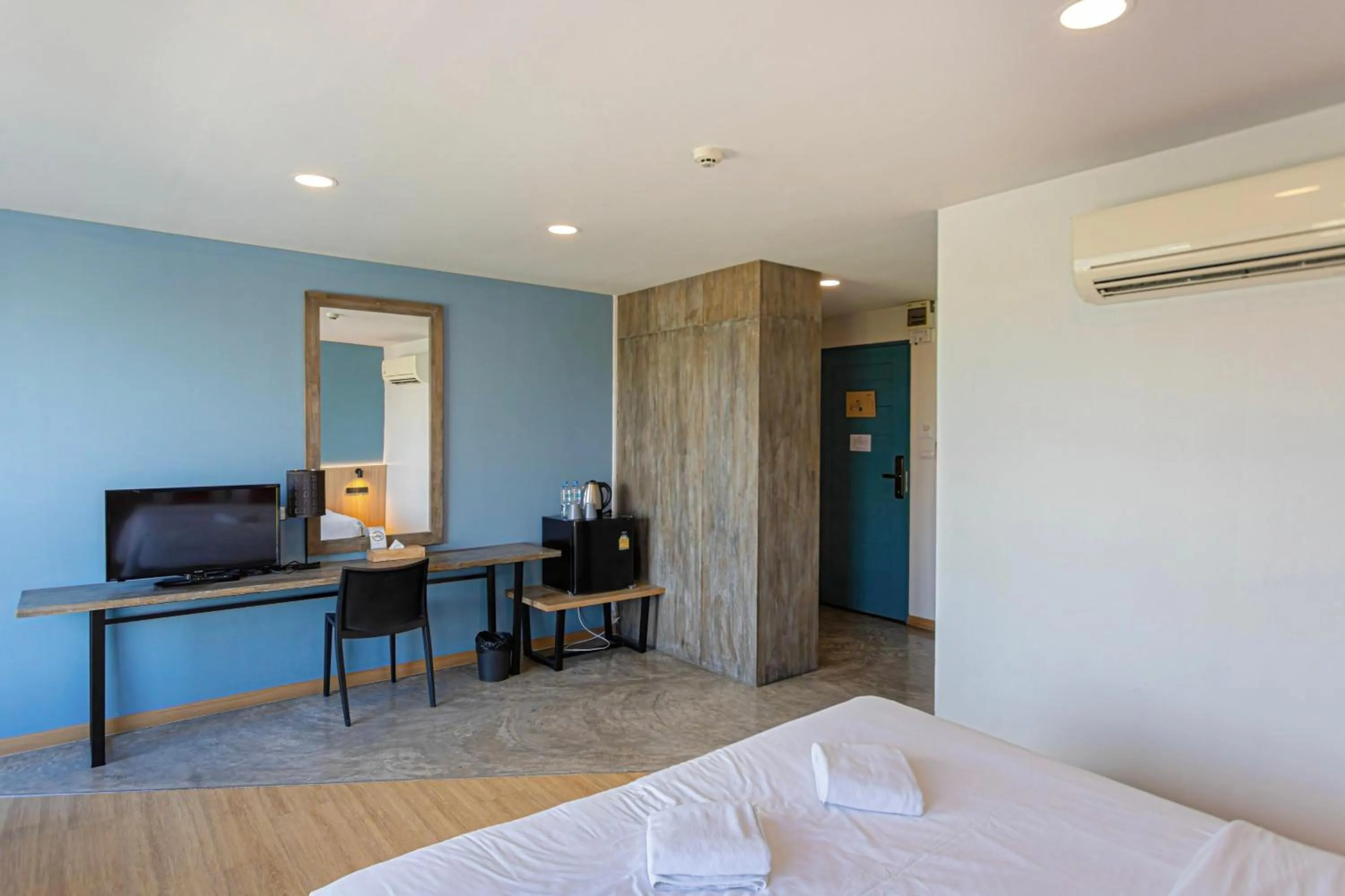 Photo of the whole room, Bed in Suntria Hotel Pattaya