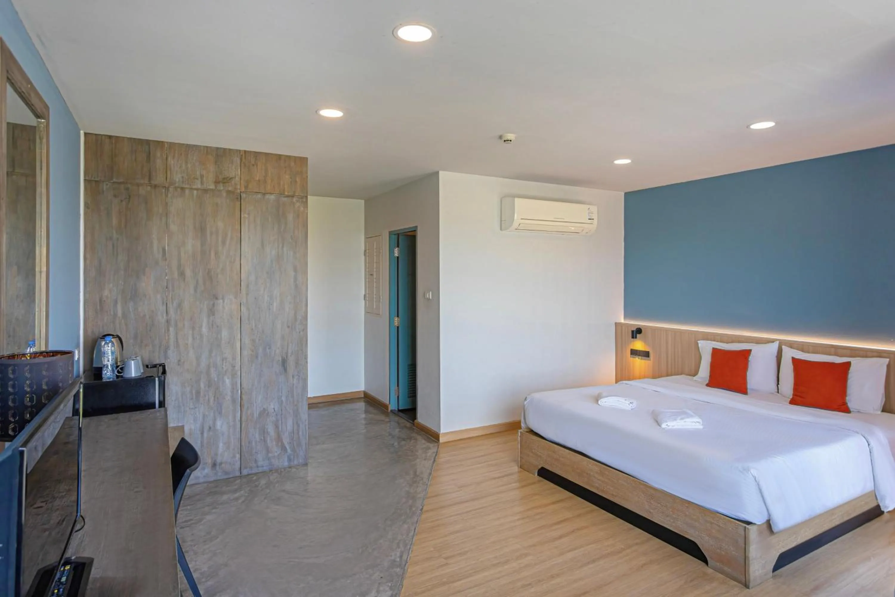 Photo of the whole room, Bed in Suntria Hotel Pattaya