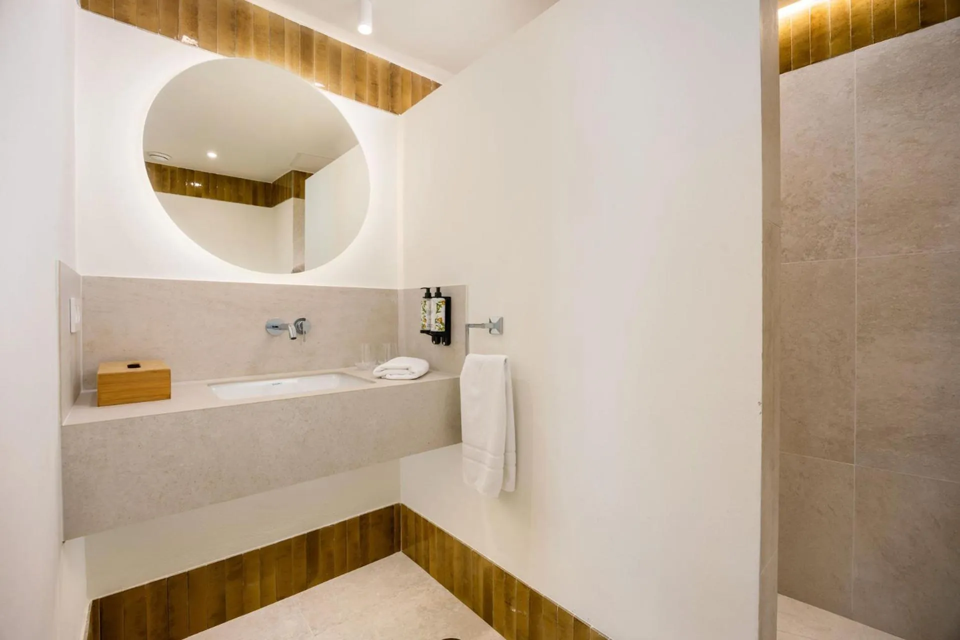 Bathroom in Aristoy - by Grupo Tribu
