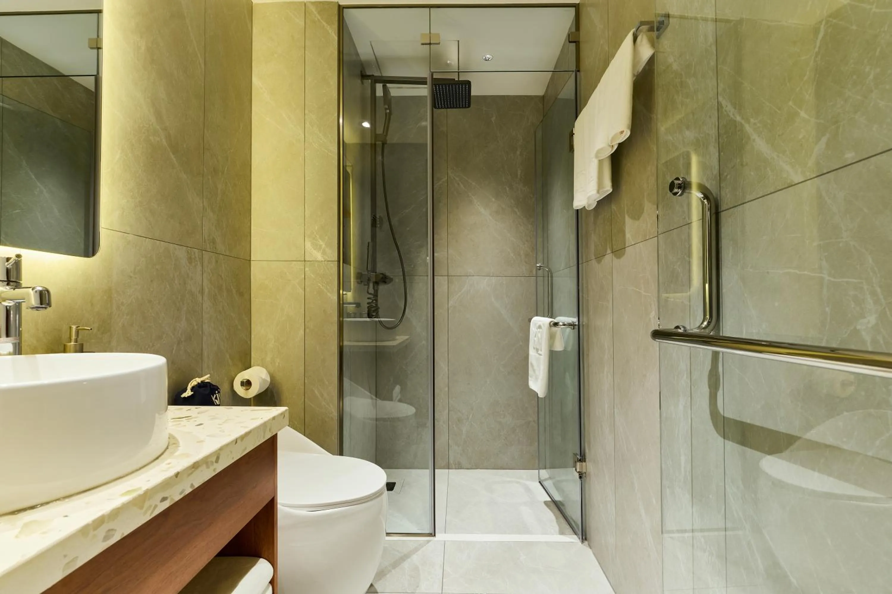 Shower in Kin Hotel Onsen Edition