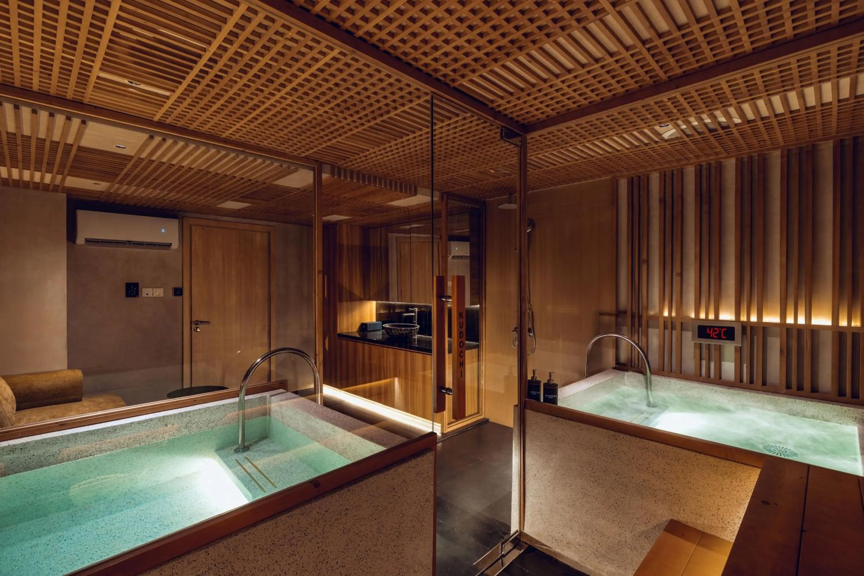 Hot Spring Bath in Kin Hotel Onsen Edition