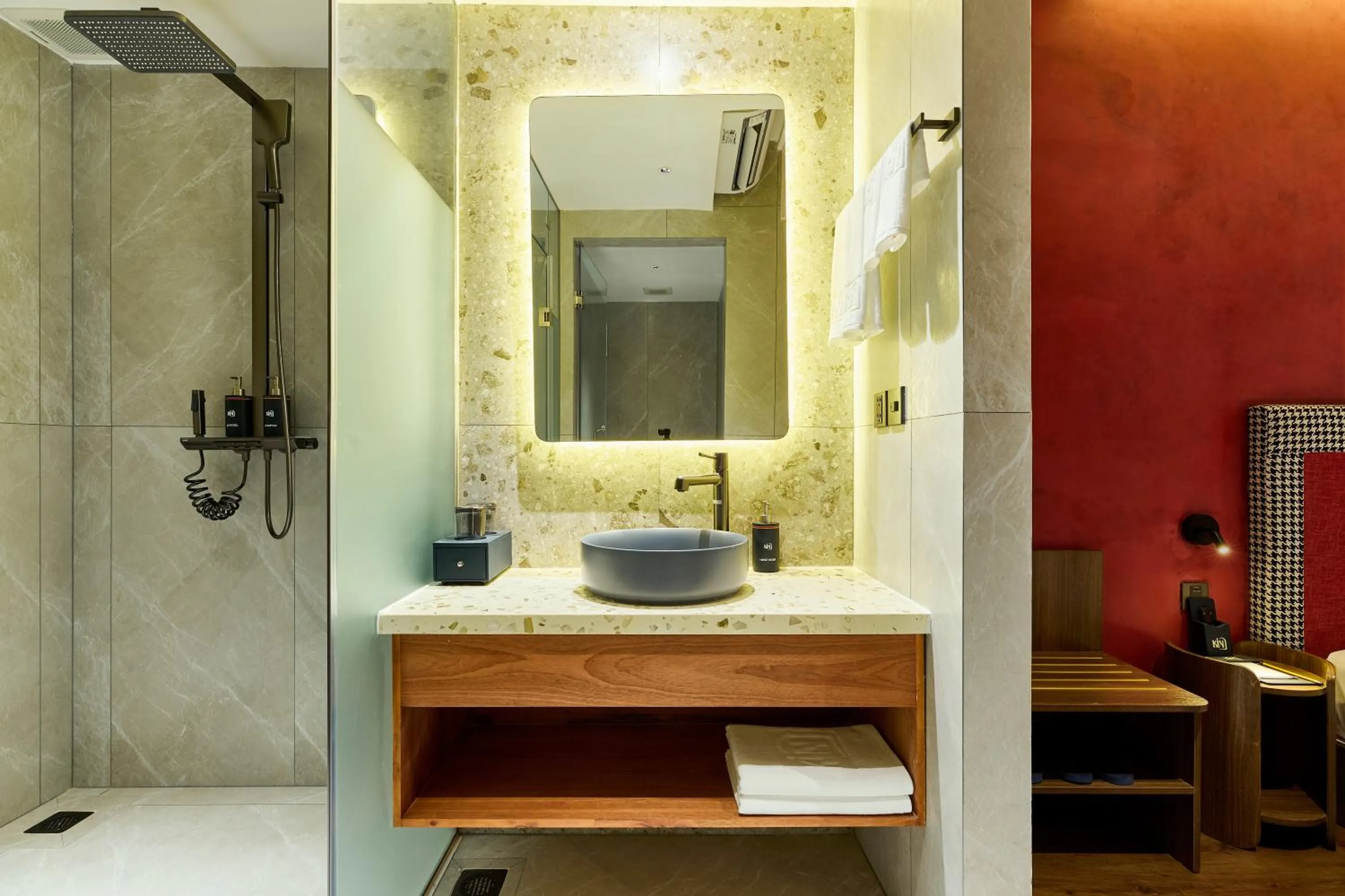 Shower in Kin Hotel Onsen Edition