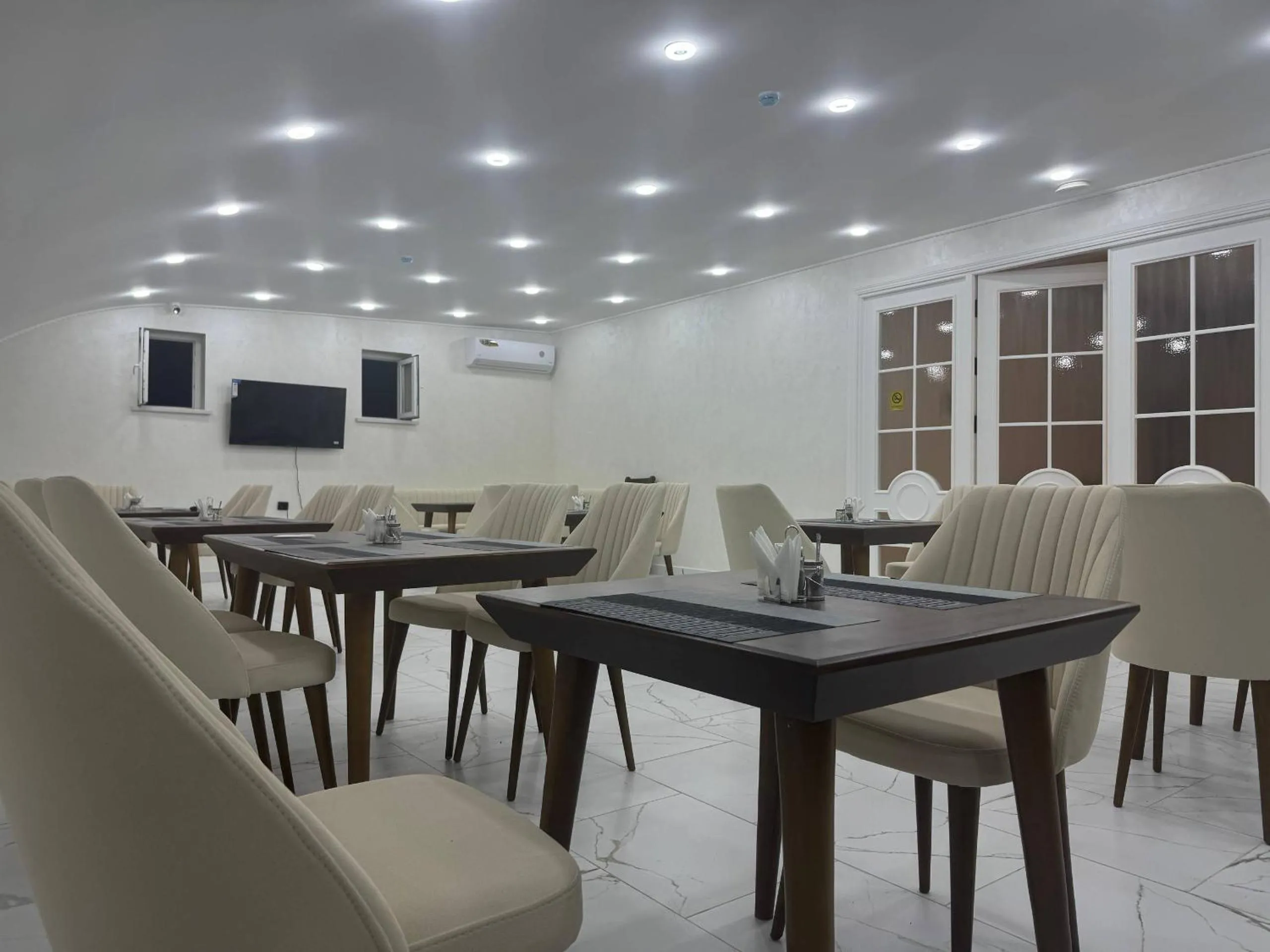 Restaurant/places to eat in Rich Land Hotel