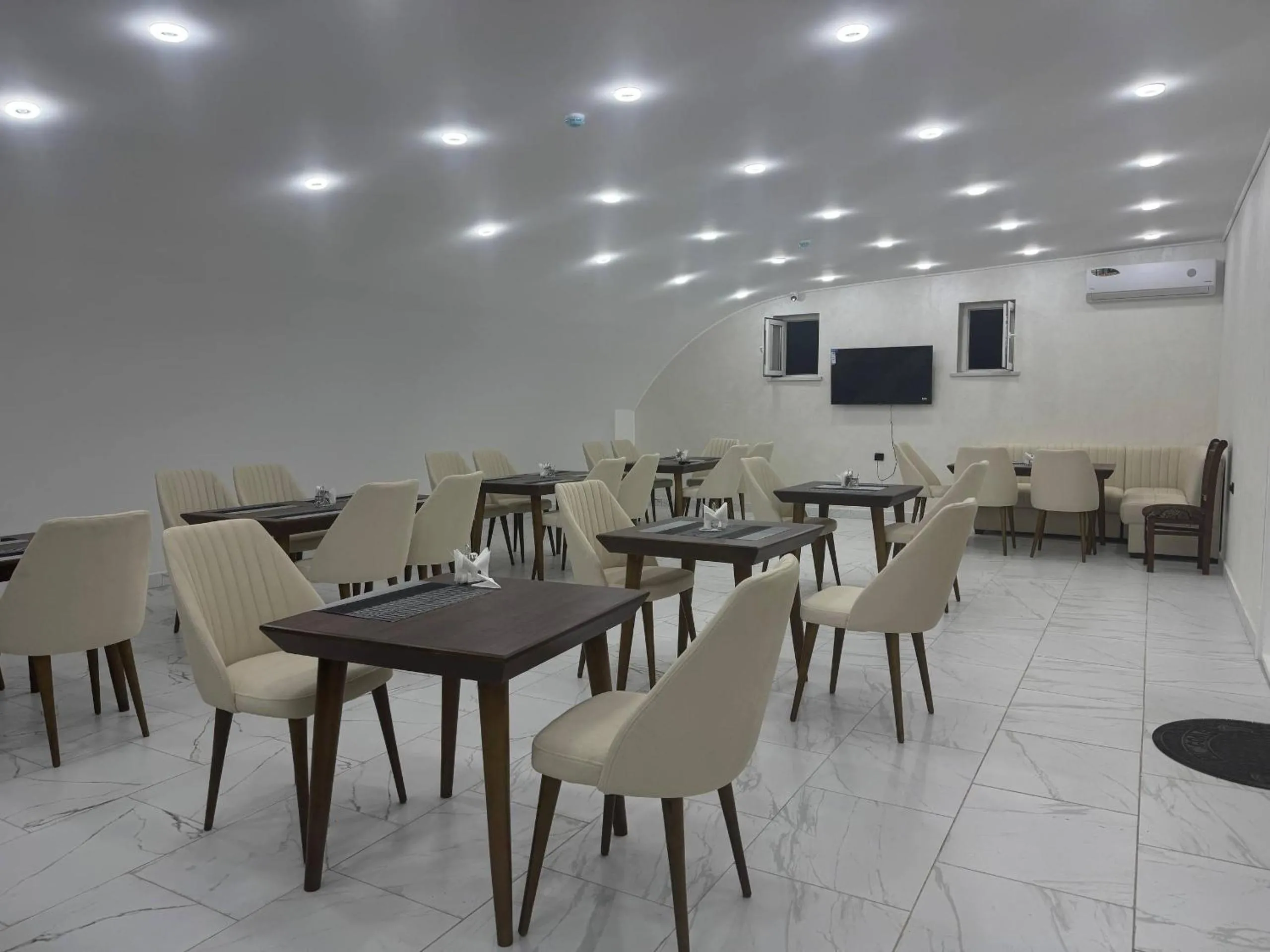Restaurant/places to eat in Rich Land Hotel
