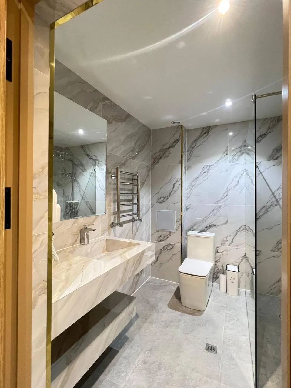 Shower in Rich Land Hotel
