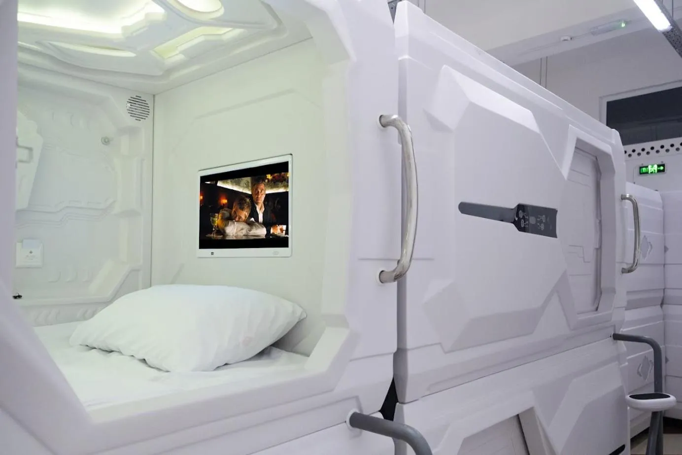 Bed in Capsule Hotel Happy lounge