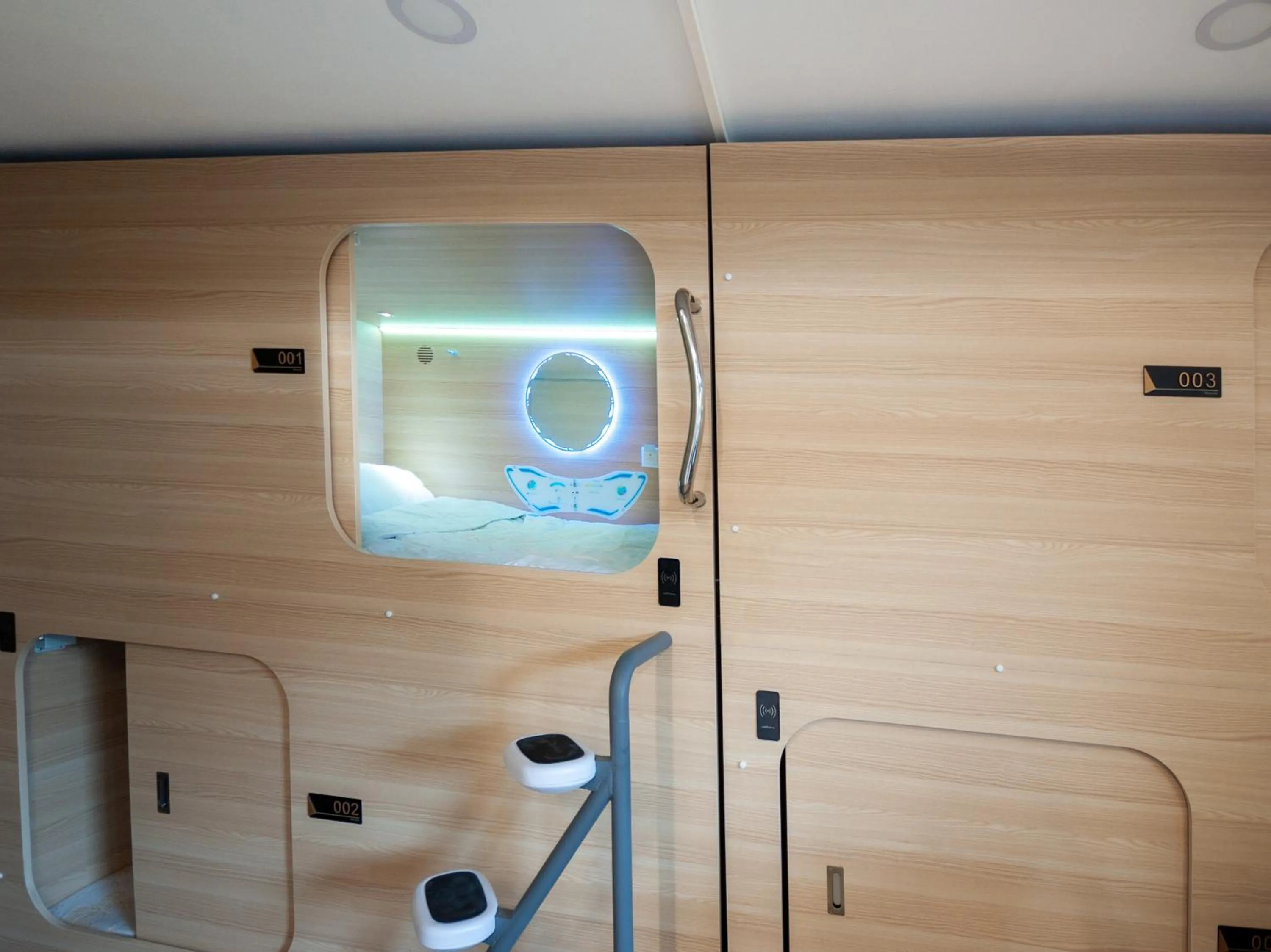 Bed in Capsule Hotel Happy lounge