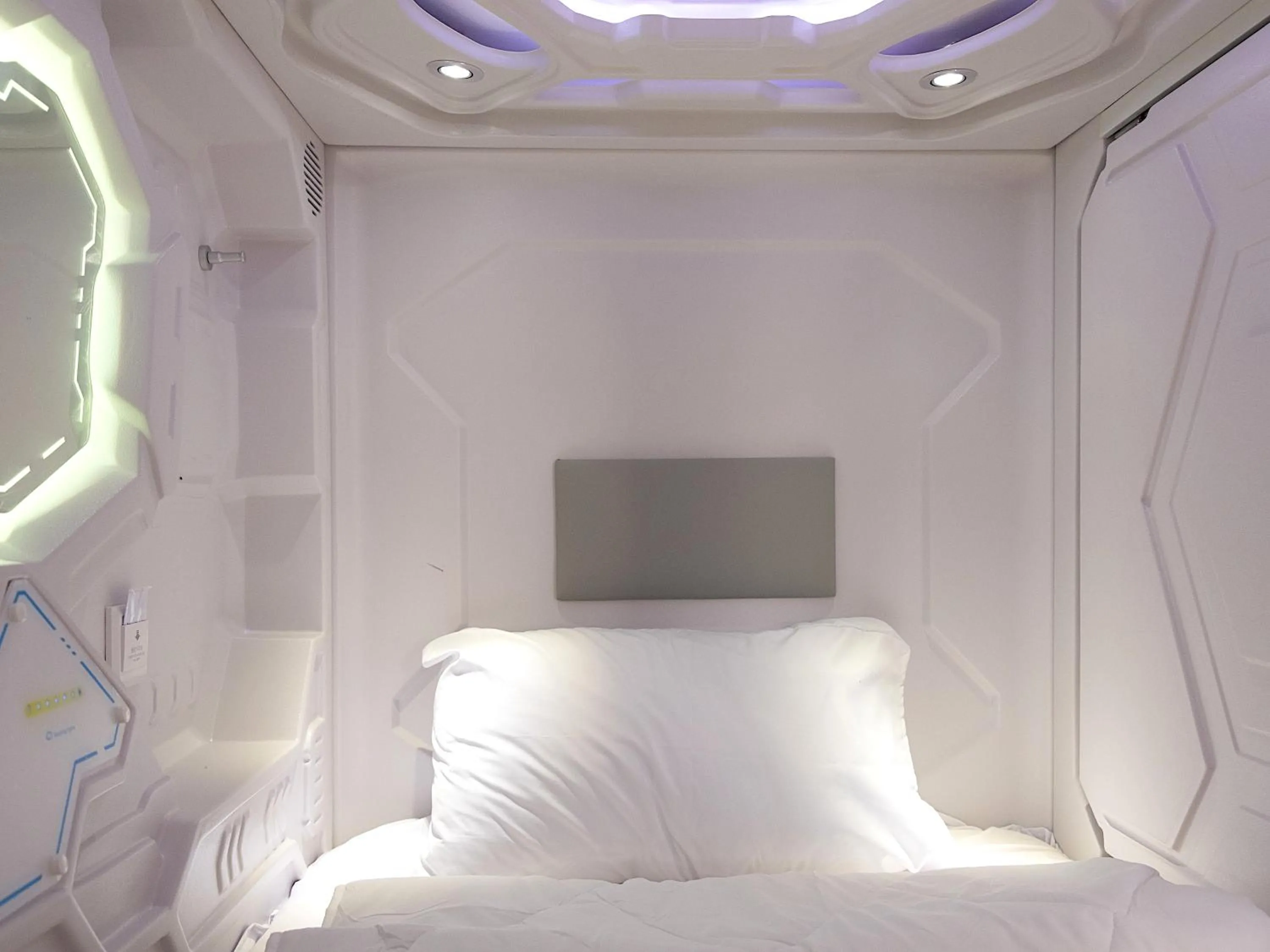 Bed in Capsule Hotel Happy lounge