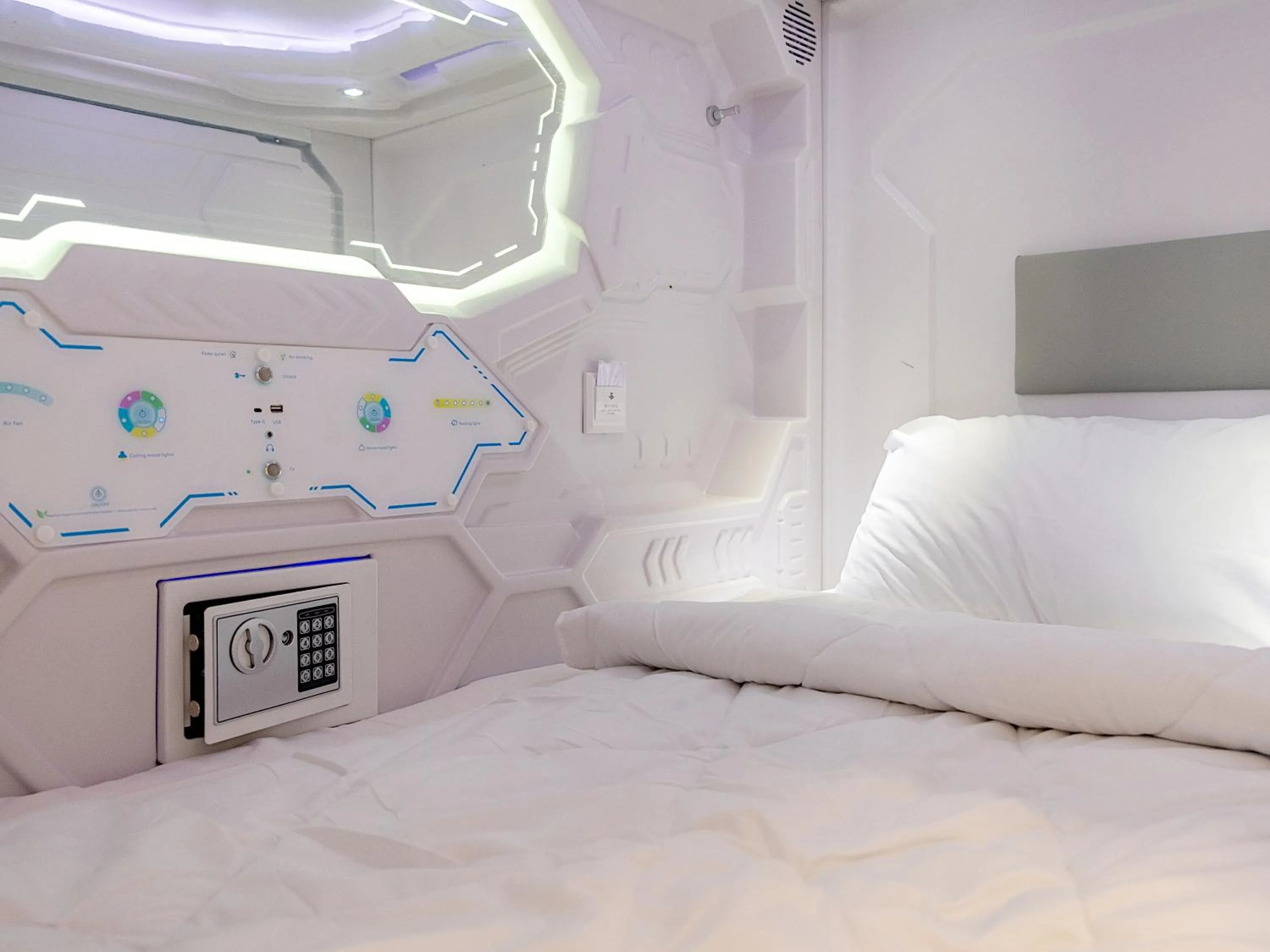 Bed in Capsule Hotel Happy lounge
