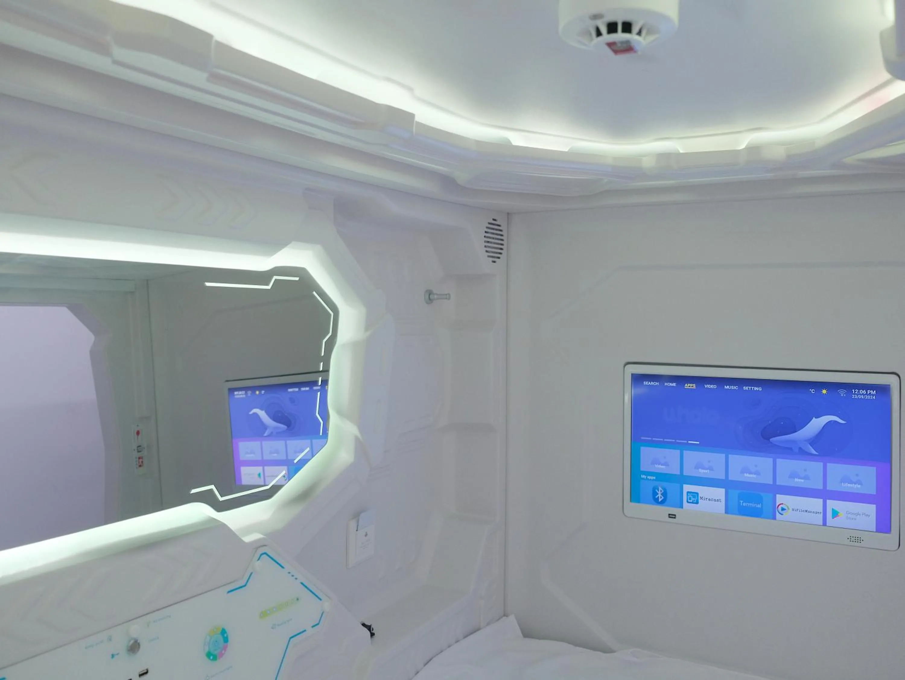 Bed in Capsule Hotel Happy lounge