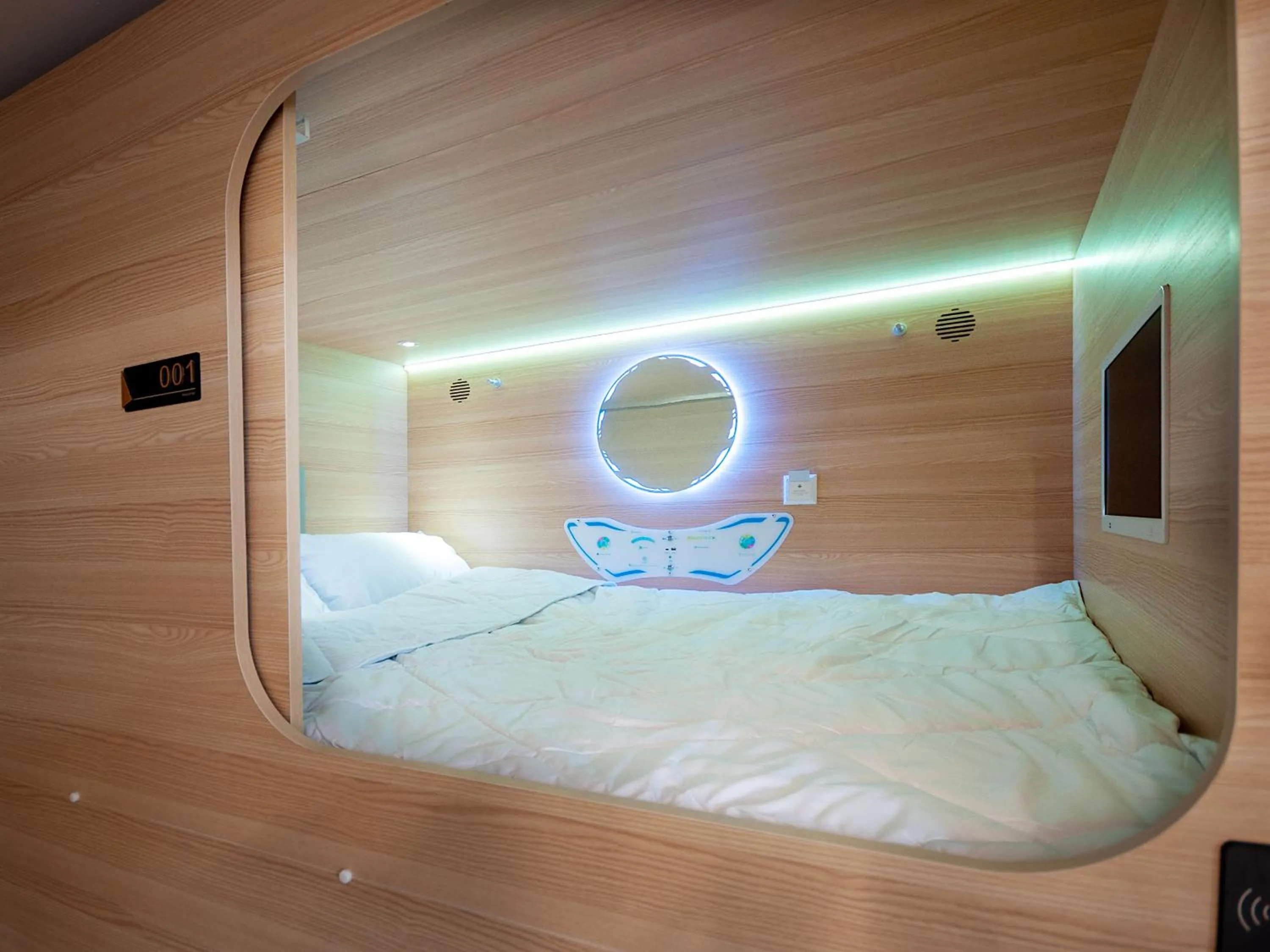 Bed in Capsule Hotel Happy lounge