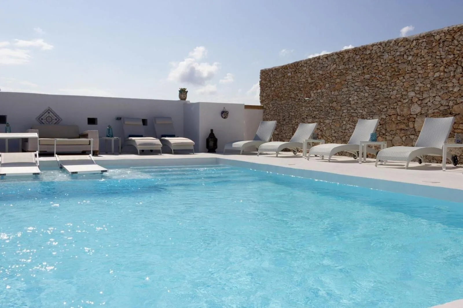 Swimming pool in Hotel Macondo