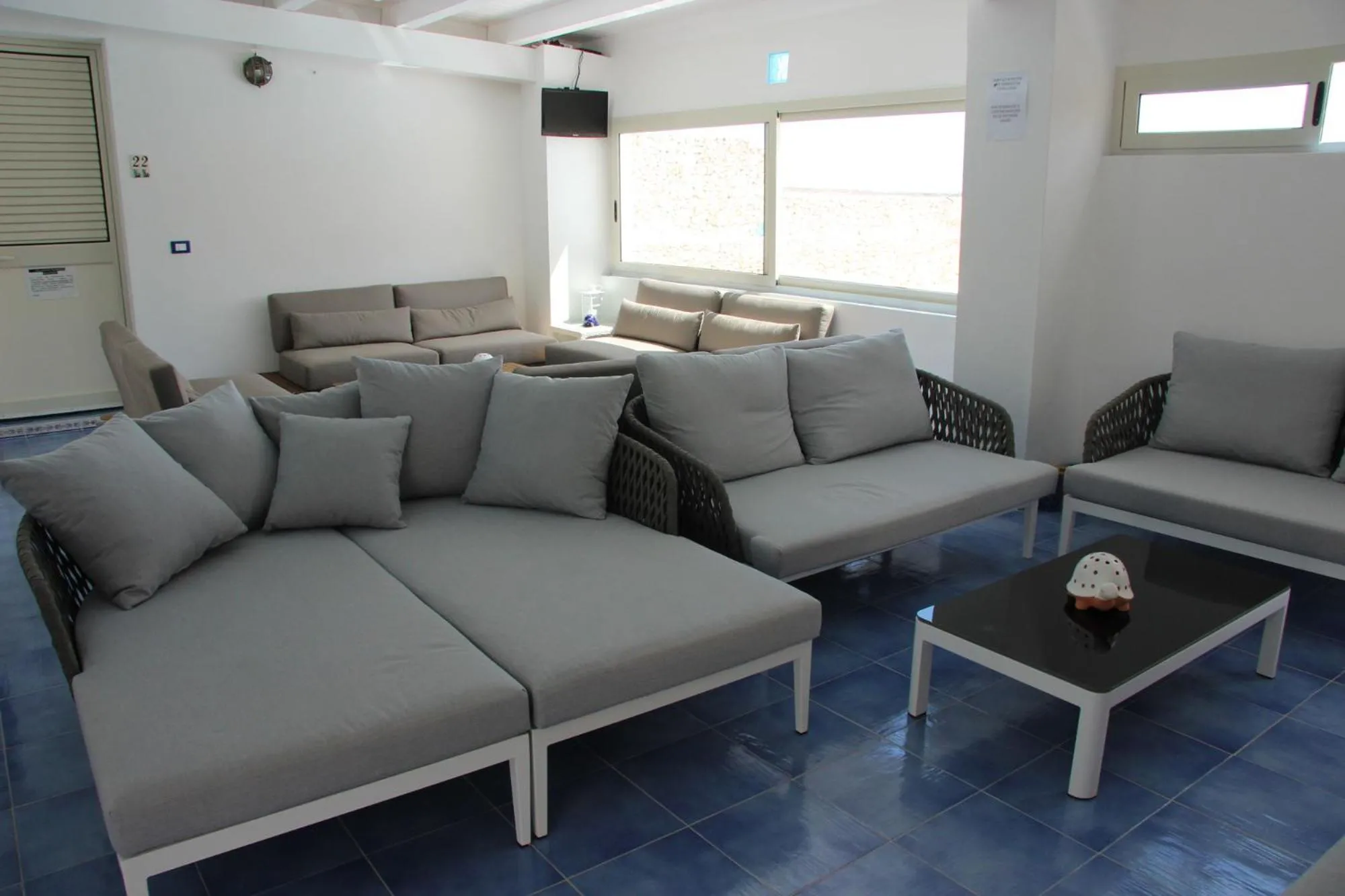 Communal lounge/ TV room in Hotel Macondo