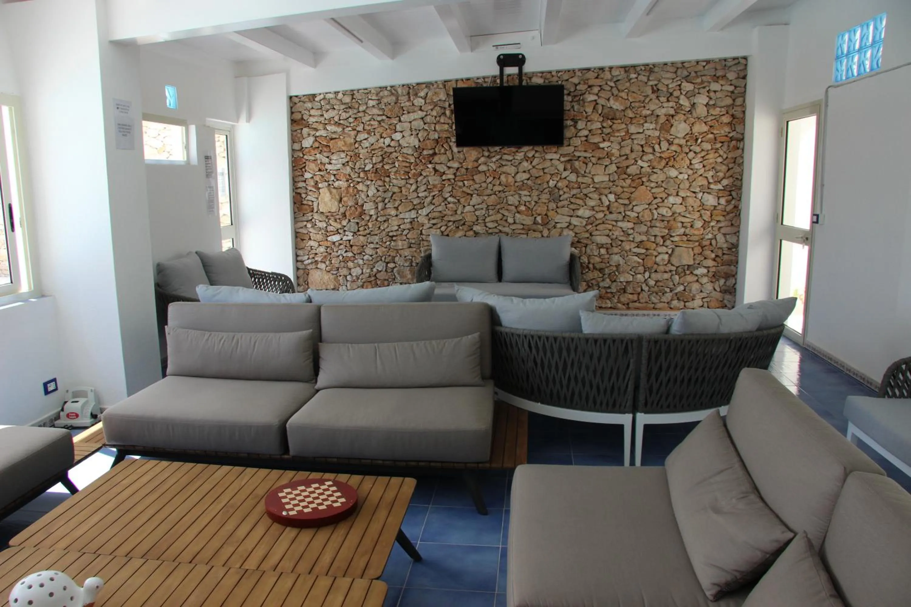 Communal lounge/ TV room in Hotel Macondo
