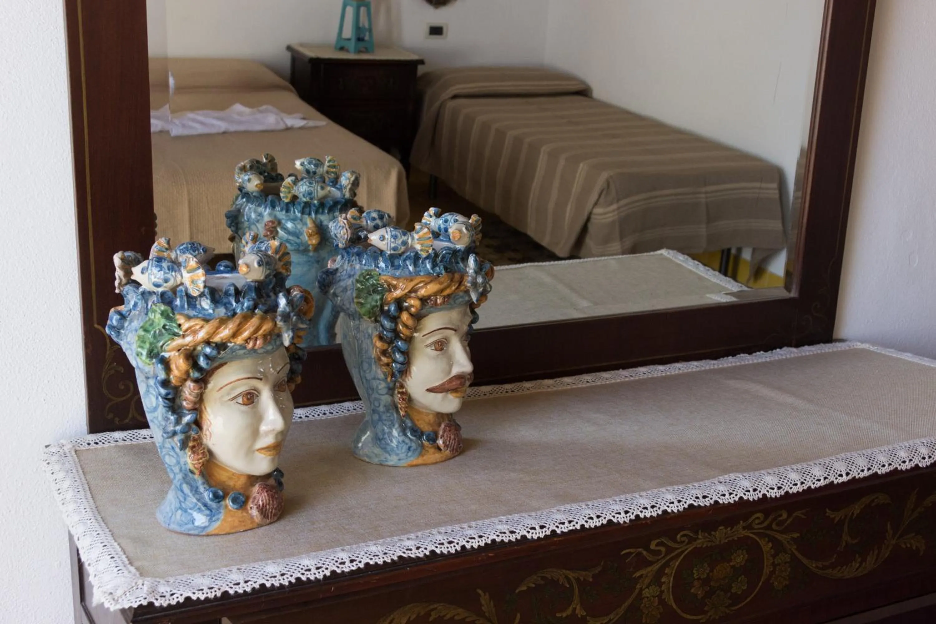 Photo of the whole room, Bed in Hotel Macondo