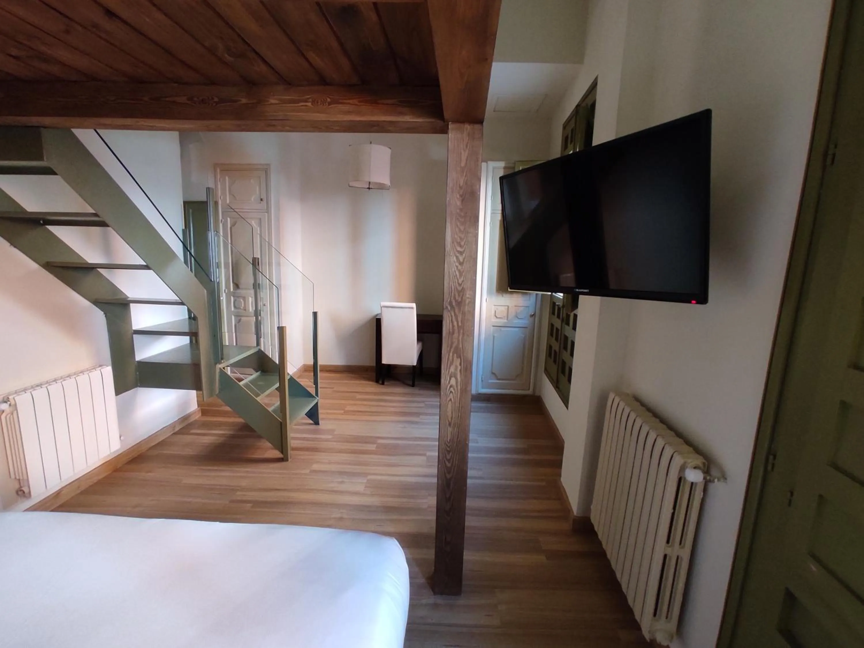 Bed in Hotel Leonor de Aquitania