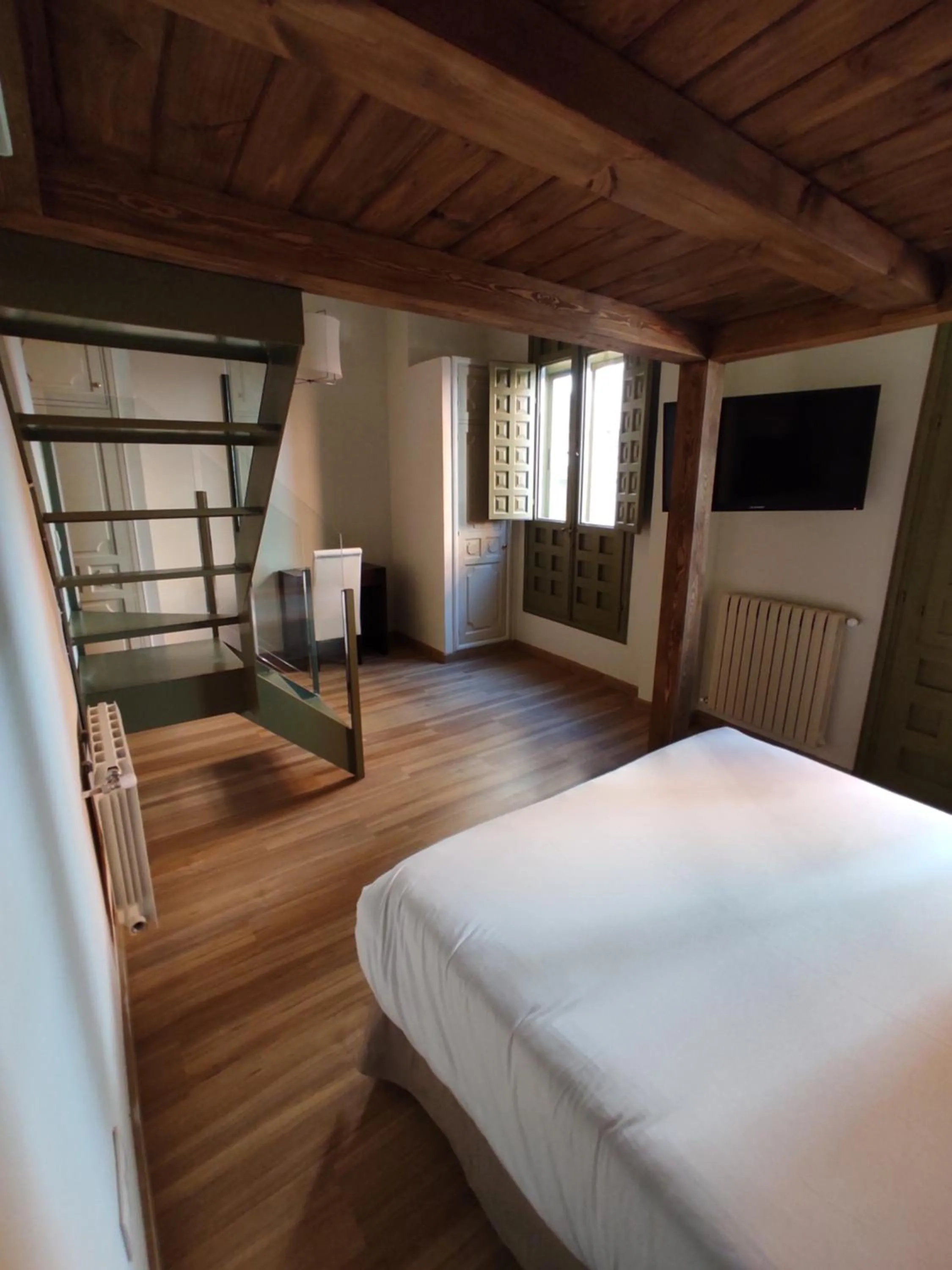 Bed in Hotel Leonor de Aquitania