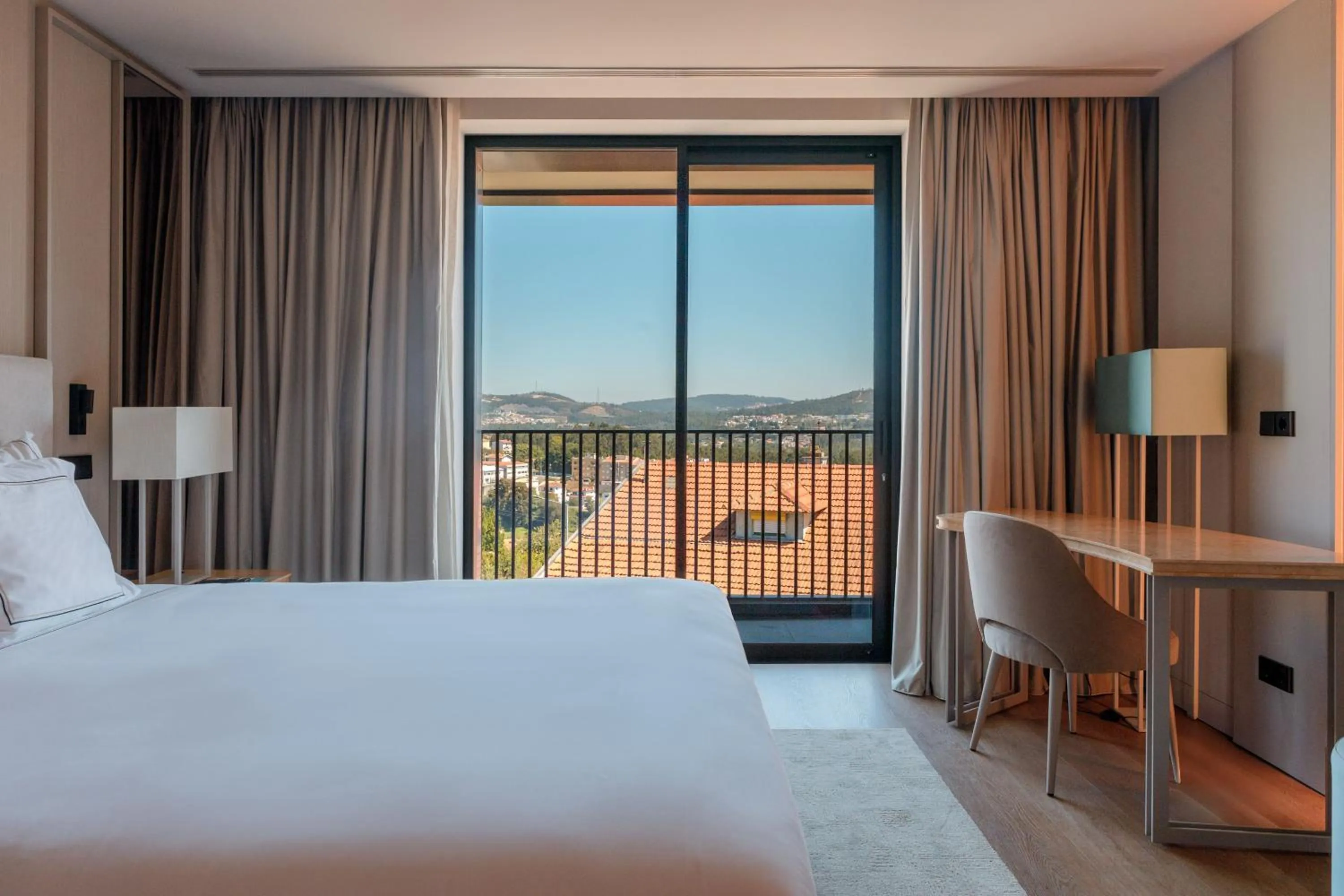 Property building, Bed in Meliá São João da Madeira