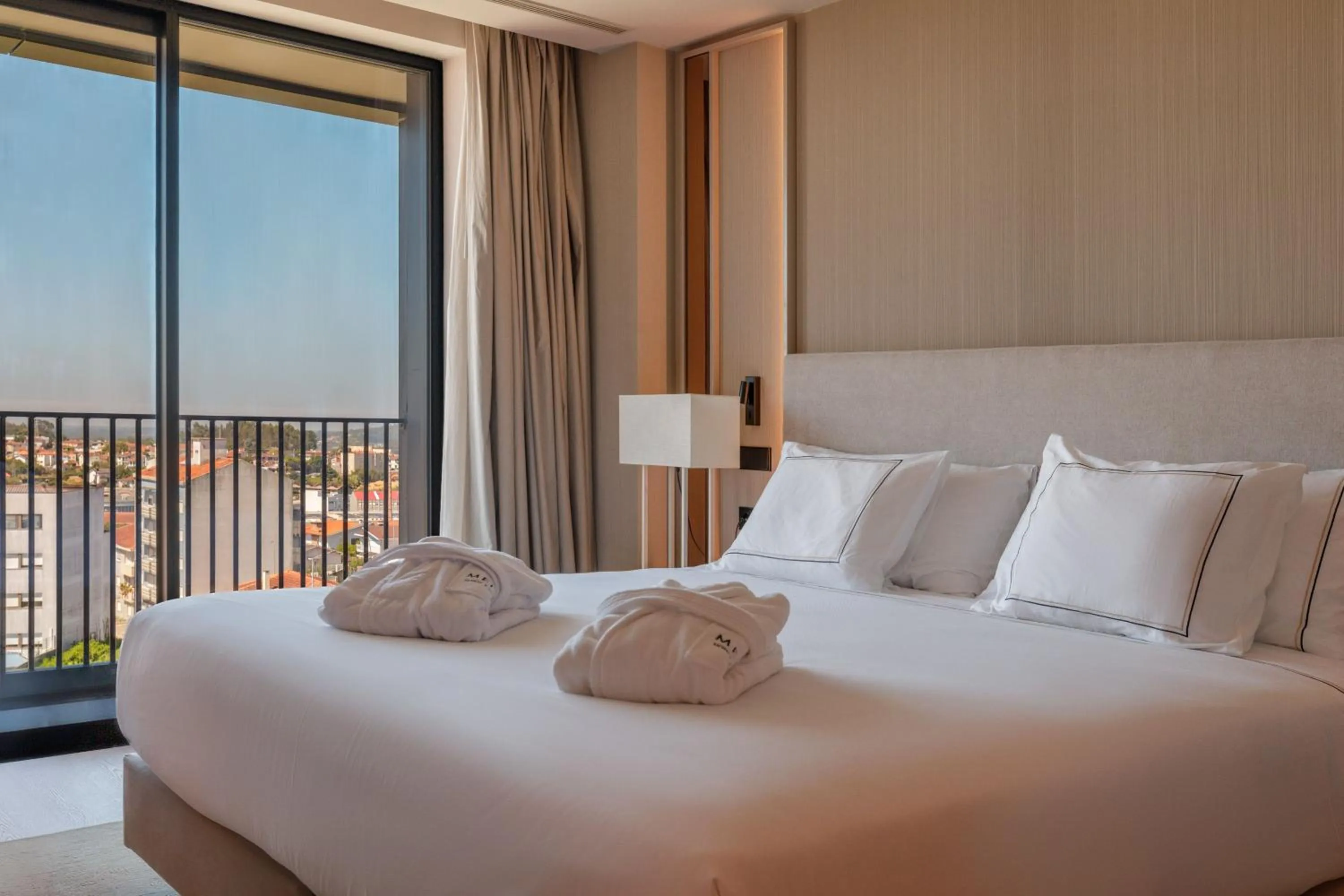 Property building, Bed in Meliá São João da Madeira