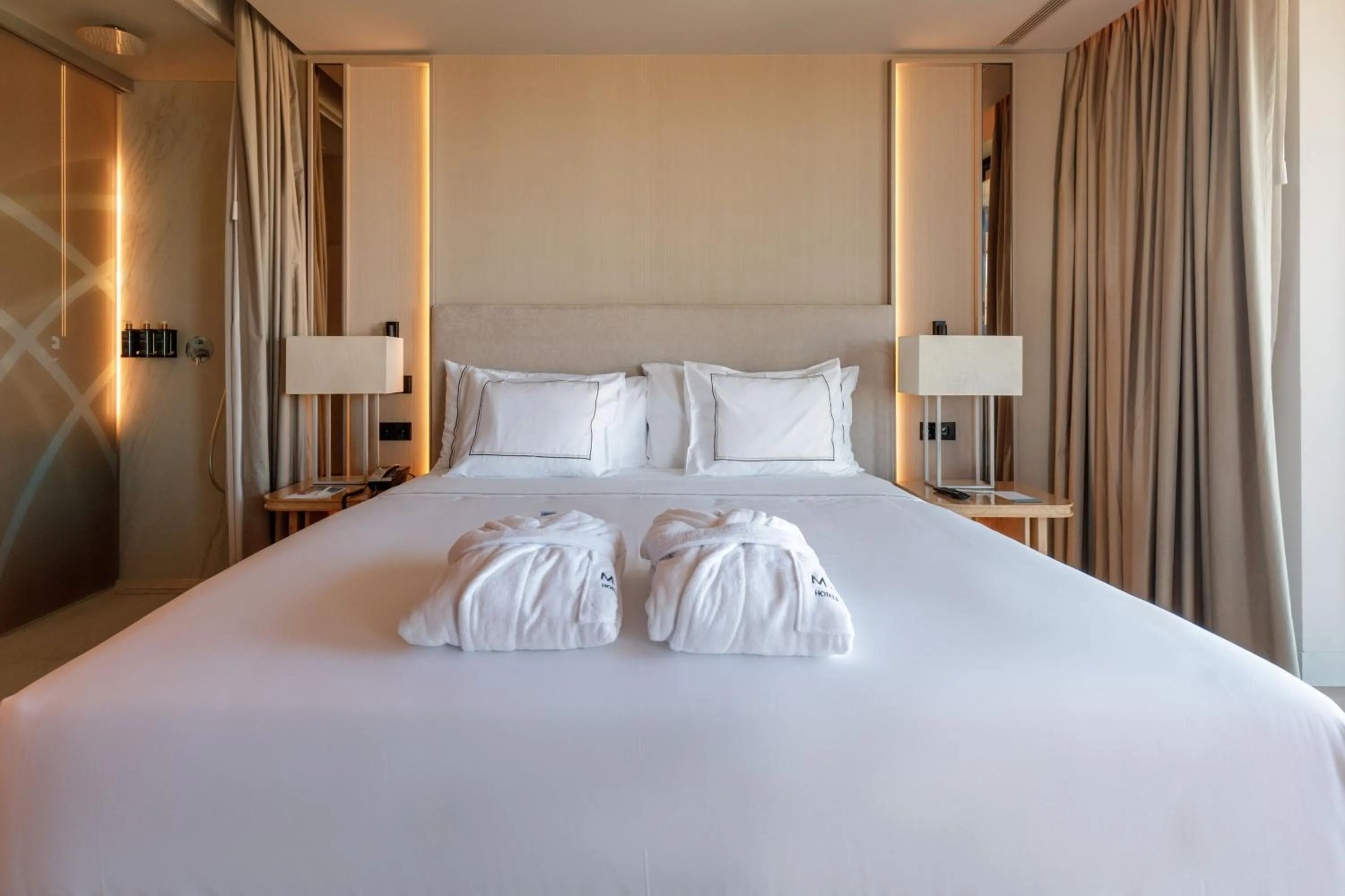 Property building, Bed in Meliá São João da Madeira