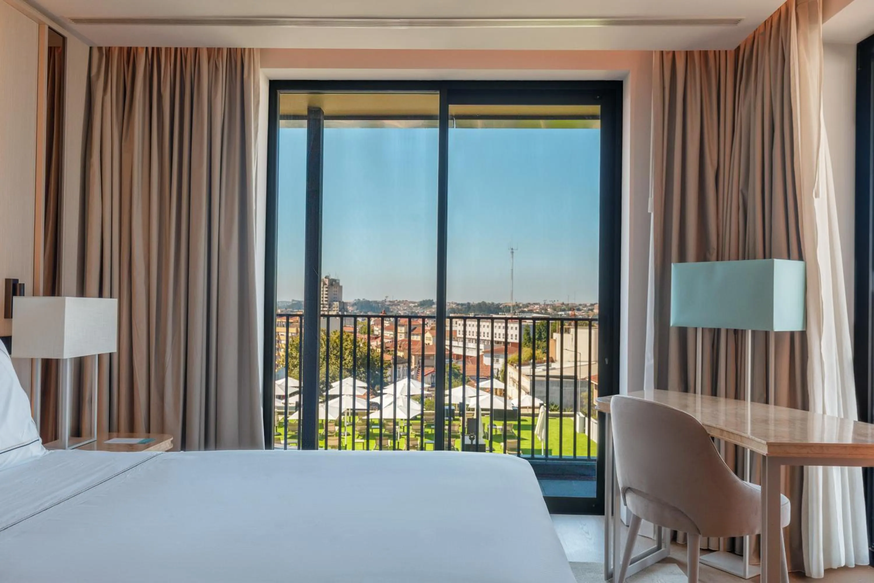 Bedroom, Bed in Meliá São João da Madeira